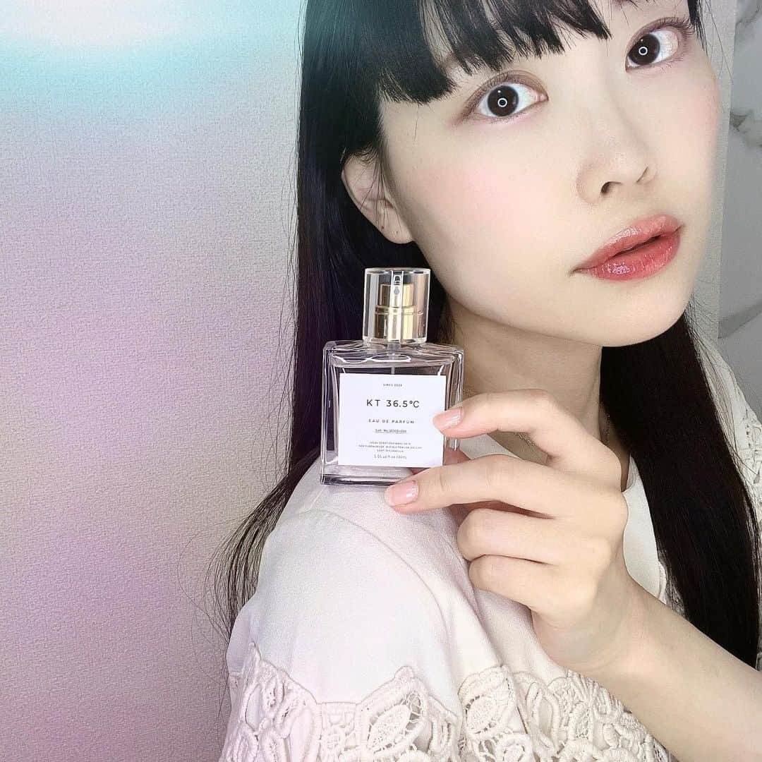 滝川りおのインスタグラム：「KT36.5℃さま( @kt36_5c )の オードパルファムのご紹介𓂃𓍯  ◎香りの構成 ︎︎︎︎︎︎TOP フローラルムスク MID ホワイトムスク、バルサム、シダーウッド LAST イリス、バニラ  ムスク調にバルサムのオリエンタルな香りと シダーウッドが肌のあたたかみを表現。 イリスが加わることで石鹸のような 上品で清潔感のある香りへ𓏸︎︎︎︎⁡𓈒 𓂃  やさしく香るオードパルファムは まるで肌が香っているような感覚☺️  そして、香りの持ちもいいので 長い時間、変化する香りを楽しめます𑁍𓏸𓈒 つけ直しの頻度が少なくてすむのも嬉しいですよね♪  また、香りも男性女性、世代も問わず 好まれる香りだとおもいます‪‪❤︎‬ ⸒⸒  オフィスにもお出かけにも 幅広いシーンにおすすめしたいオードパルファムです✨️  #kt36_5c #ほのかに温もりが香る」