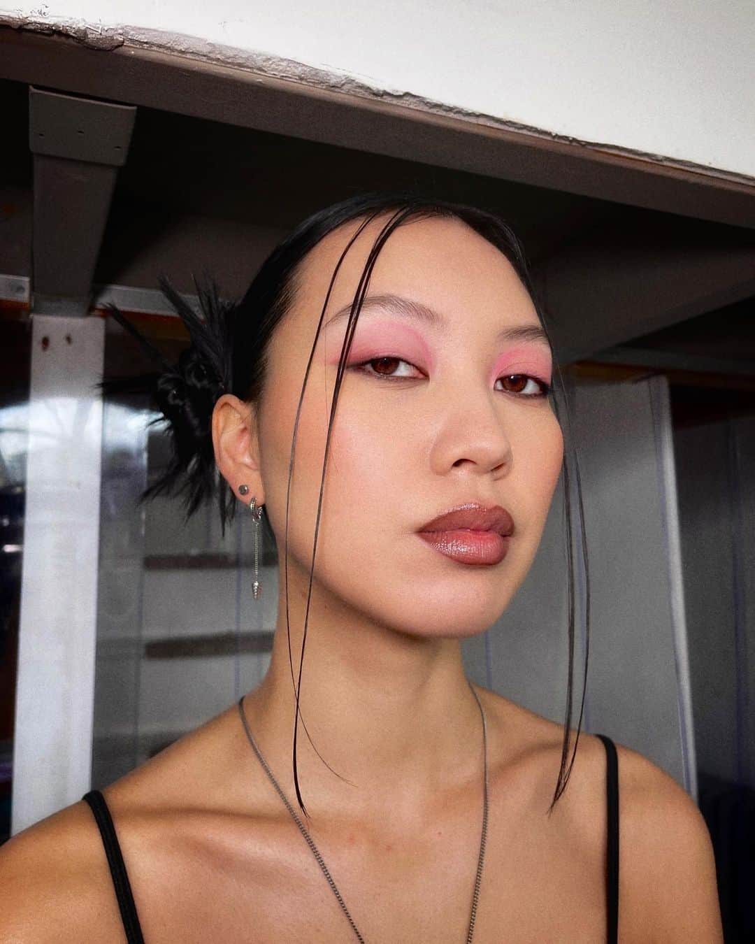 MAKE UP FOR EVER OFFICIALさんのインスタグラム写真 - (MAKE UP FOR EVER OFFICIALInstagram)「@brittbreider's brilliant and subtle 2000s look.  #MAKEUPFOREVER」6月1日 17時00分 - makeupforever