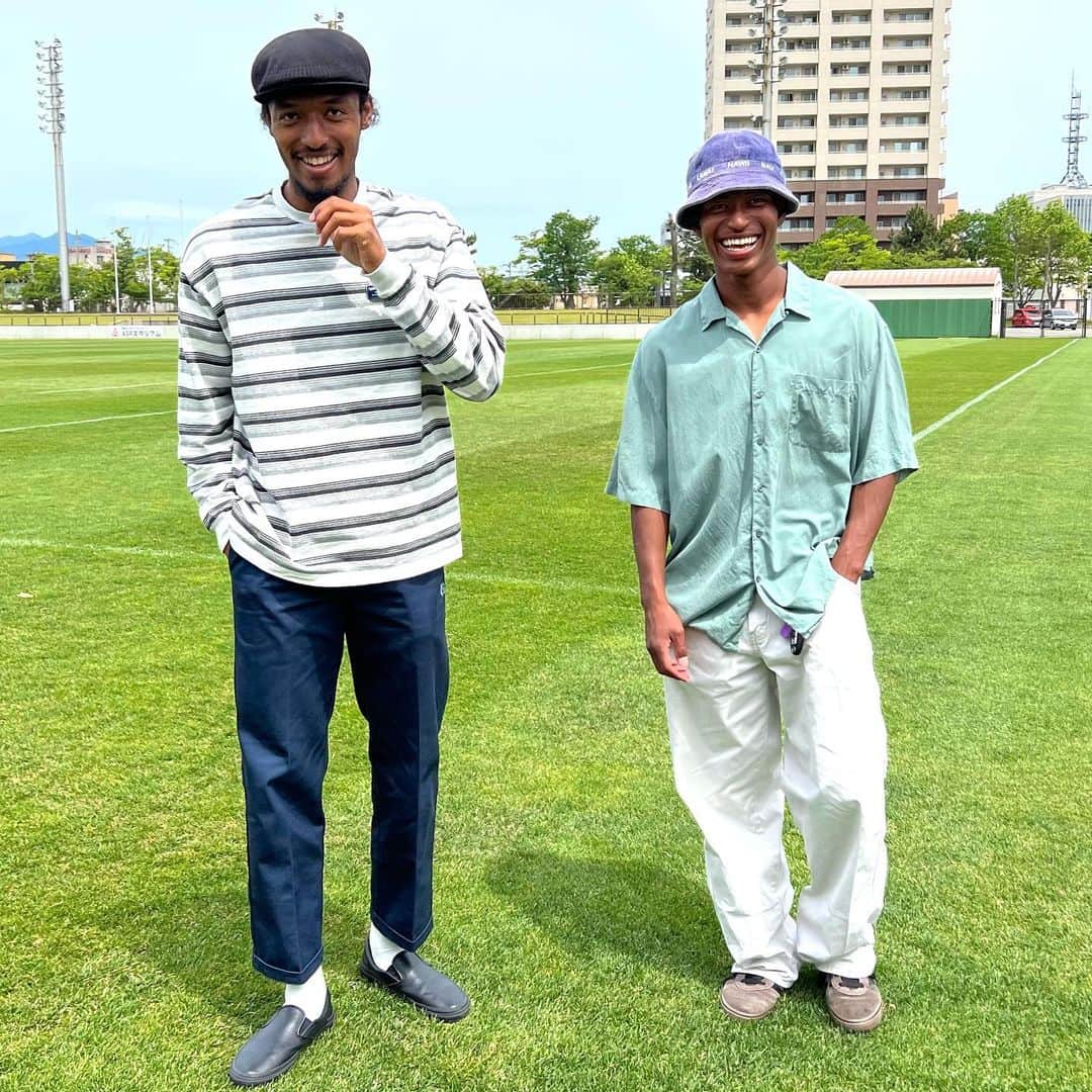 ブラウブリッツ秋田のインスタグラム：「*** ／  👕👖#キョーのキョーワァン 🧢🕶️  ＼  ブラウブリッツ秋田 おしゃれ番長の #星キョーワァン(@kyowaaaaan )選手の私服、 オフショットを毎週紹介📸  今日は#ウォーモハメッド(@mouwar )選手が満を持して登場😎  お互いに古着が好きで、秋田の古着屋さんも開拓中だそう🤔💭 (おすすめの古着屋さんがあったらぜひコメントへ📝)  ウォー選手はオーバーサイズで ゆったりとしたコーディネート🤙🏼🫧 気温が高かった今日にぴったりの半袖シャツ👔 肌触りの良さそうな帽子がワンポイント✨ 色の合わせ方がおしゃれ上級者ですね☝🏼  星選手はウォー選手とかわって、 かっちりとしたパンツを合わせた スタイルの良さを際立てるコーディネート👖  ˗ˏˋ 今日の𝗽𝗼𝗶𝗻𝘁 ˎˊ˗ トップスと足元に明るい色を、小物とパンツに濃い色を使った、 「サンドイッチ🥪コーデ」が 簡単におしゃれに着こなせる秘訣だそうです📚  次週のコーディネートも要チェック✔️  #ブラウブリッツ秋田 #シン秋田一体 #J2 #⚽️ #Jリーグ #instafashion #ファッションスナップ」