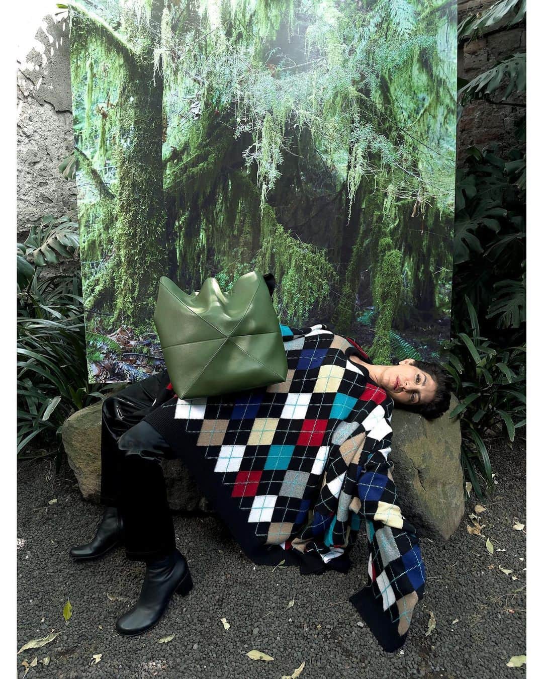 Loeweさんのインスタグラム写真 - (LoeweInstagram)「LOEWE Fall Winter 2023 precollection campaign featuring Nairy Baghramian, ‘At Moments I Felt Like Being In A Strange Dream No. 107', and the Puzzle Fold Tote.  Photography Juergen Teller  Collection now available on loewe.com  #LOEWE #LOEWEFW23」6月1日 17時00分 - loewe