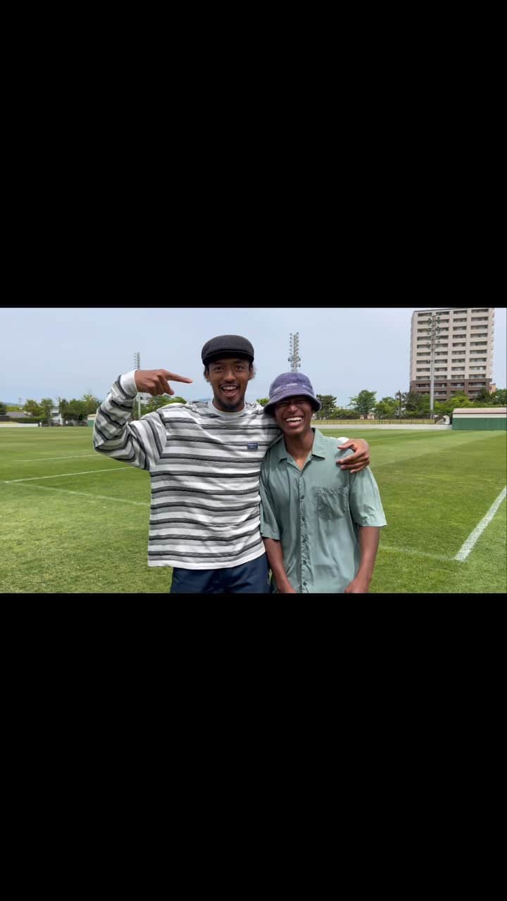 ブラウブリッツ秋田のインスタグラム：「***  ／  👕👖キョーのキョーワァン🧢🕶️  ＼  ブラウブリッツ秋田 おしゃれ番長の #星キョーワァン(@kyowaaaaan )選手の私服、 オフショットを毎週紹介📸  【突撃編 第3弾】 選手の私服紹介と題して、星キョーワァン選手が #ウォーモハメッド 選手に突撃‼️  @mouwar   #ブラウブリッツ秋田 #シン秋田一体  #キョーのキョーワァン  #J2 #⚽️ #Jリーグ #instafashion #ファッションスナップ」