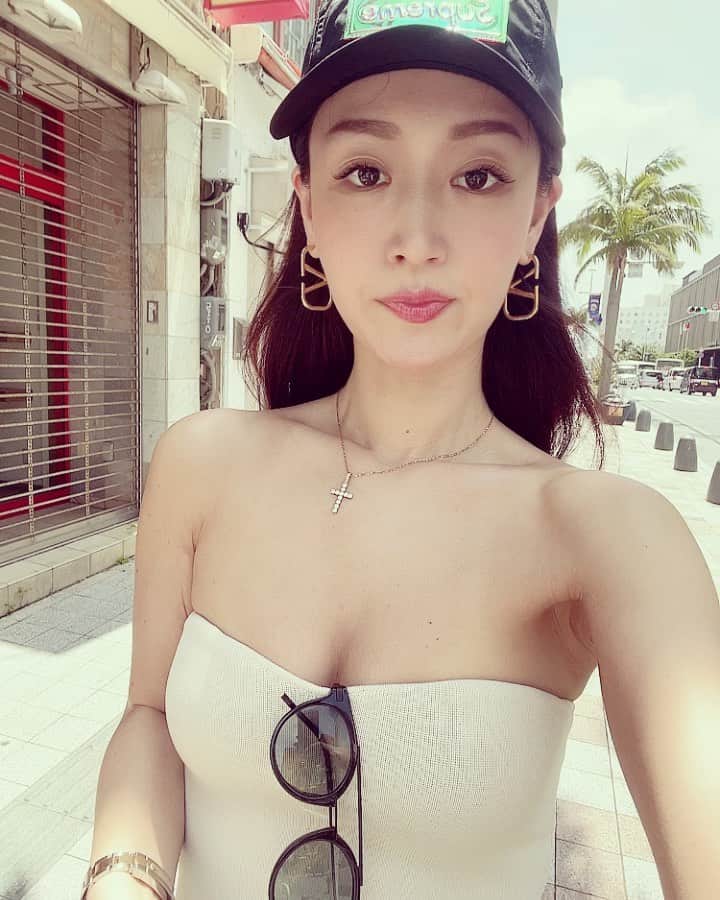 のインスタグラム：「あっという間に6月🍭 沖縄の梅雨入りにも当たらず ワタクシ遂に雨乞いまで出来るようになった模様☔️🙌笑笑 沖縄旅行の写真を見返していたら 何となく海外っぽさが垣間見えたりして そしたら海外旅行にも行きたくなっちゃったり🧳 女性特有のマルチタスクが故の悩みも多少はありますが 今月は悪友（悪友しかいない）ともたくさん逢えそうだし 6月もニヤニヤが止まらなそうです😏 . . #june#6月#旅行#travel#遂には雨乞いまで #優しいと甘いのは全くの別物なのにね #珍事件は功を奏したということで #何事も修行だと思ってしかと受け止めます」