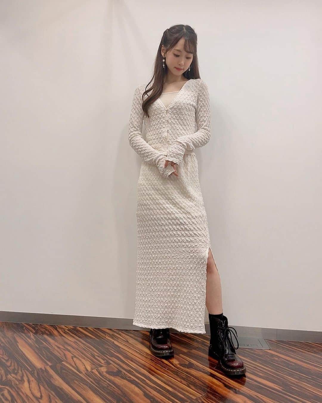 芹澤優のインスタグラム：「・  セットアップ @amail_official   体にピトッてする服が好き。 夜あそび、たくさんコメントとかでも可愛いって言われて幸せ指数が上がった、そして今日はみもりんにも会えて 幸せなのでまたインスタ頑張ります！ そんな6月だよーー🤍🤍🤍  🦀🦀🦀  #甲殻類を食べるだけのユーチューバーになりたい」
