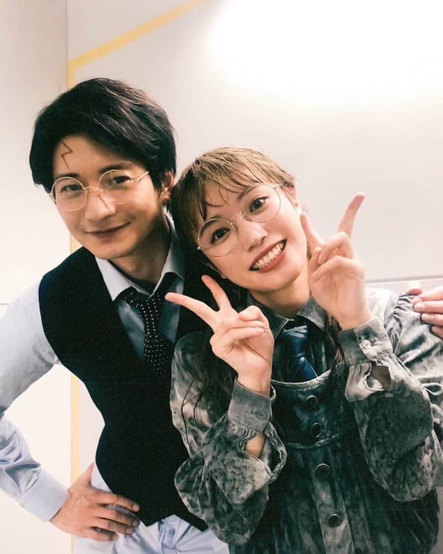 美山加恋のインスタグラム：「いつも私たちを守って戦ってくれた向井理さん。  マートルとしても、デルフィーとしても、ご一緒できたこと、光栄でした。 一番最初にマートルを褒めてくれたのも理さん。(嬉しかったなぁ) お肉いっぱい食べさせてくれた理さん。 皆大好き理さん。  語り出すと止まらないくらい本当にいろんなことがあった。 この一年という長い期間、呪いの子を上演できたのは間違いなく座長のおかげです。 わたしたちを引っ張って、舞台に連れてってくださり、ありがとうございました。  また絶対お会いするんだ。  #舞台ハリポタ #呪いの子」
