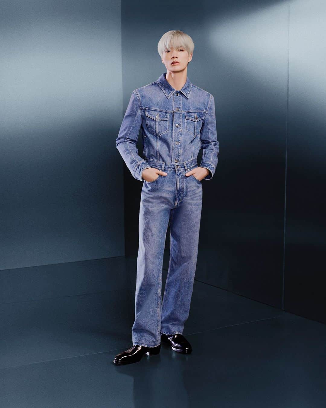 サルヴァトーレ・フェラガモのインスタグラム：「NEWLY ANNOUNCED GLOBAL BRAND AMBASSADOR JENO LEE (@leejen_o_423) IS THE PROTAGONIST OF A SERIES OF PORTRAITS WEARING  THE #FERRAGAMOPF23 COLLECTION BY @_maximiliandavis_.  MIXING HEAT AND SENSUALITY WITH A COOL AND DISTRESSED SPIRIT, THE COLLECTION EXPLORES AND HARMONIZES CONTRASTS BETWEEN BEACHFRONT AND OUTERWEAR; BETWEEN PRISTINE FABRICATIONS AND RAW EDGES; BETWEEN STORIED GLAMOUR AND EVERYDAY EASE.   DISCOVER MORE AT THE LINK IN BIO.」