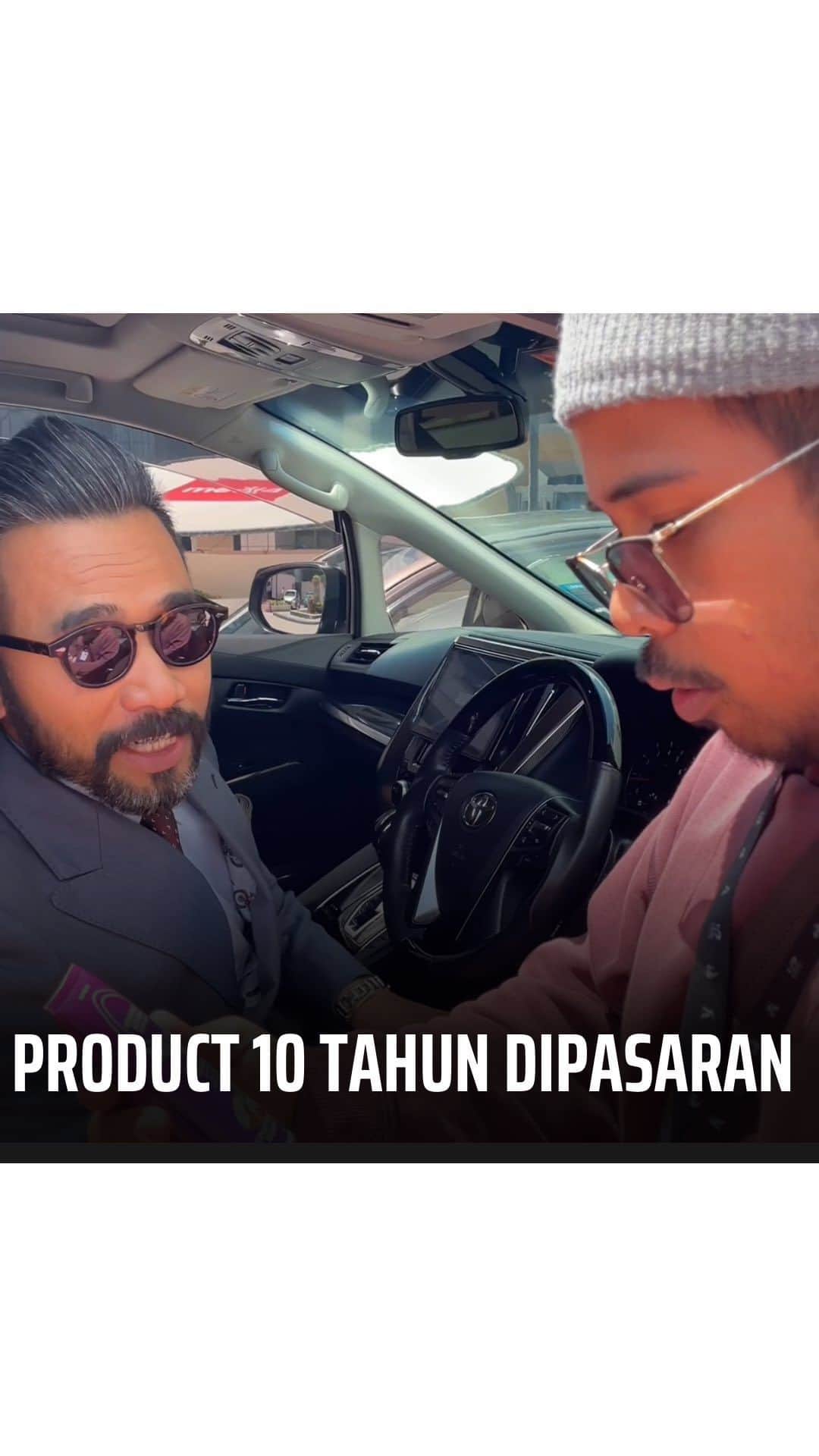 Wak Doyokのインスタグラム：「Rahsia wak rambut lebat dengan pakak krim rambut superlebat .   Produk Krim rambut superlebat Wak Doyok ini bukan sahaja dapat melebatkan rambut , malah, ia juga mampu merawat masalah kelemumur , beruban , dan rambut gugur.  Krim ini bukan sahaja untuk lelaki, perempuan pun boleh pakai krim ini dan seeloknya dipakai pagi dan malam.  KELEBIHAN KRIM RAMBUT SUPERLEBAT WAK DOYOK : Penggunaan Krim rambut super lebat Wak Doyok menjadikan anda setampan Wak Doyok dan menyerlahkan KEJANTANAN anda : ✔kelemumur  ✔kegatalan  ✔rambut gugur  ✔beruban  Macam mana nak dapatkan??? . Boleh click link di bio ig dherbs atau contact agent agent kami   Boleh comment atau whatsapp agent-agent kami dan mereka akan membalas dengan segera  1 .Zahirah  016- 3616289 Selangor/Kuala Lumpur @butikashijabdherbs @zahirahsoo.zs *BUTIK AS HIJAB & D’HERBS* Lot G34 & G35 Giant Hypermarket Jalan PJU 5/1, Kota Damansara,47810 Petaling Jaya,selangor  2.Rahimah 017 - 3742851 Shah Alam  @as.hijabexclusive   3.Zana 011-11757532 Gombak/Batu Caves @zanayusof_aslegacy  4.Marina 013 - 2048584 Lembah Klang @marina_zzain  5 .Fadzrul 017- 2388234 Selayang / Kepong @coach_fadzrul   6.Nana 016 - 3737292 Wangsa Maju  @nana_aslegacykl   7.Nurul fadzilah 011- 57816647 @kak.n_aslegacy.kl  @as.hijabexclusive_kl  8.Haidaacma 019- 2481528 Klang @acmahaidir @butikdherbsklang  Lot S02, 2nd Floor, Aeon Bukit Tinggi Shopping Centre, Bandar Bukit Tinggi 2, 41200 Klang, Selangor  9.zulfa 65 90610915 Singapore  @dherbs_singapura  10. Jannah 65 87371793 Singapore @as.legacy.global  11.Diana jaafar 017 - 2022927 Hulu Klang / Ampang @diana.heyyheyy  12 .Azah abu 019 - 7790422 Johor @aslegacy.johor  13.liss delly - +62 812-80208321 Indonesia  *ANDA BERMINAT UNTUK MENJADI AGENT KAMI?* Hubungi kami segera!!!」