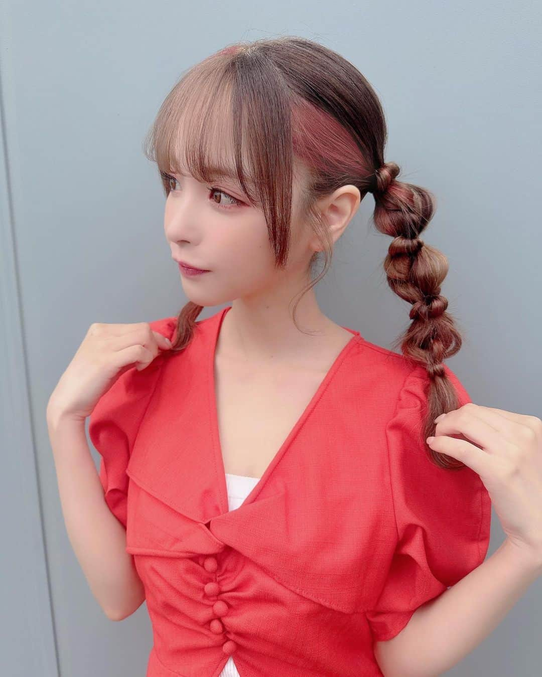 桃乃木かなさんのインスタグラム写真 - (桃乃木かなInstagram)「⸜ 𝓝𝓮𝔀 ⸝   ヘアチェンしてきたよ⸝⋆  ブロック分けで色んな色を入れてもらって ちょっと遊ばせてもらいました！ 久しぶりにブリーチ！ でも分け目によって暗めに見えたりするので 色々ヘアスタイルも楽しめる‪感じに✌︎  色が抜けてきたらまた違う色で遊べるのもいいよね𓂃𓈒𓏸   . . .  (@sakichaaaso )さん いつもありがとうございます❤︎  そしてさきさん6/2誕生日なの！ 早めにおめでとうしてきた〜！！ 髪の毛とお花の色も合ってて可愛い... 改めておめでとう🕊️🩵  #ヘアカラー #coubou #渋谷」6月1日 17時22分 - kana_momonogi