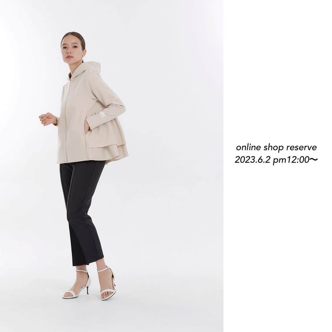 yoriのインスタグラム：「*online shop reserve*  明日6/2 pm12:00〜 6/4 pm22:00 下記の商品を予約販売 致します！  人気商品だった バックダブルフレアパーカーの 生地替え商品となります！  #ダンボールニットパーカー  col.オフホワイト、ベージュ、ライトグレー、ネイビー del.9月下旬お届け  #yori_japan」