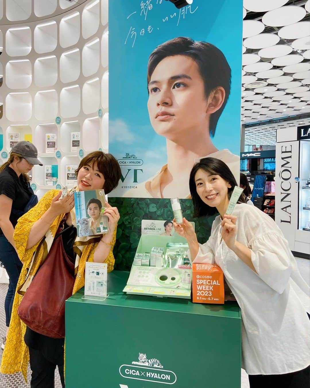 安藤あいかのインスタグラム：「原宿駅前の＠cosmeにてVTの新商品のイベントやってるので行ってきました💚 ５月２５日から６月２０日までです！ プレゼント商品をもらえます💚  CICA デイリースージングマスクシリーズ購入でサンプルマスク１枚付き💚 VTレチノール商品1点購入でサンプルセットが貰えます💚 どちらも数に限りがあるのでお早めに🤭 サンプルセットが貰えるのは明日まで（13:30〜18:30）です！ 詳しくは店頭の店員さんに聞いてみてね😋  ＶＴのシカレチAアイテムは たるみ毛穴、開き毛穴、ニキビ、キメなど複雑な肌悩みから救出してくれる毛穴の救世主アイテムです😏 ボトルもさわやかだから性別問わず、おじさんでも使いやすいね🙆‍♀️  毛穴やニキビを撲滅して清潔感を手に入れよ☺️  #VT #CICA #1日1CICA #VTCosmetics #VTシカ#VTスキンケア #アットコスメ #原宿 #シートマスクおすすめ #韓国コスメおすすめ #韓国コスメ#デイリースキンケア#プレゼントイベント#プレゼントキャンペーン #北村匠海 #ホワイトタイガー」