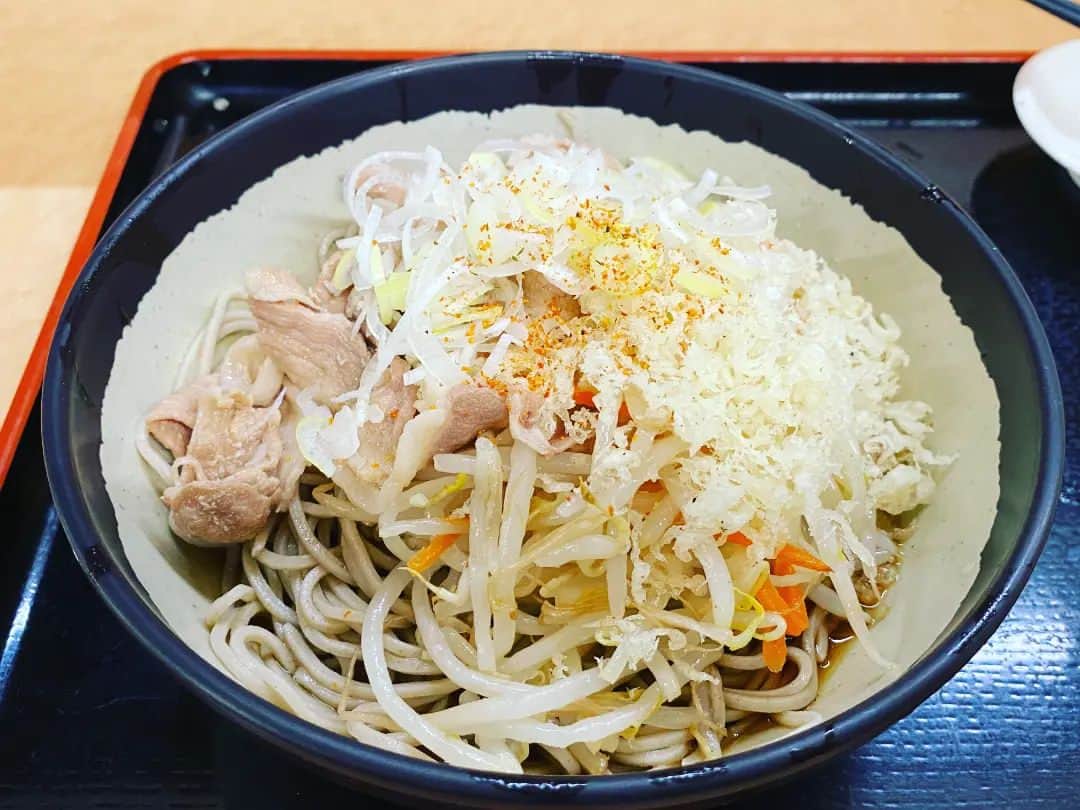 前原誠司さんのインスタグラム写真 - (前原誠司Instagram)「昨日のお昼は院内のお蕎麦屋さんで、冷たい「肉やさい蕎麦」をいただきました。早くて美味しい、私にとっての定番メニューです。ご馳走様でした。（誠）#まえはランチ」6月1日 17時15分 - seiji_maehara.official