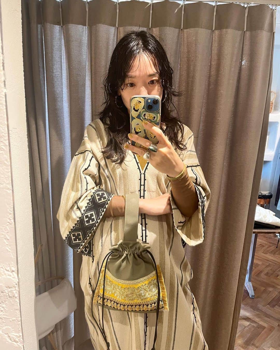 のインスタグラム：「@___bohem_  POPUP STORE本日よりMARTE原宿店で始まりました。  オンラインは早急に売り切れてしまい(!) お店でもオープンして続々とお客様が🙏  一点一点ハンドメイドのバッグやポーチ達はどれもデザインや表情が違うので、皆様とても悩まれてお気に入りを選ばれていました。  途中デザイナーの @kanatakase__ さんも妹さんといらしてくださり、お会いできて嬉しかったです✨ お洒落で可愛くて優しくてとーっても素敵な方でした。  沢山製作いただいたので皆様ぜひ原宿店の方に足をお運びいただけましたら嬉しいです。  ワンピース @sara_mallika を下ろしました🏺 お気に入り〜」