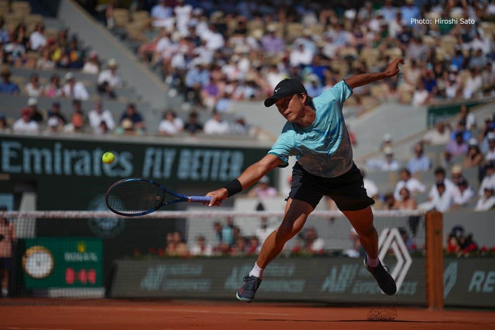 ダニエル太郎のインスタグラム：「Thank you @rolandgarros for great atmosphere on court! It was a great end to the clay season. Yesterday it felt like there were some tiny chances but at the same time feeling like getting run over by a truck 😅 will take a bit of time off and come back soon🙇 Thanks everyone for the support ! Mucha suerte crack @carlitosalcarazz   全仏が終わりました。昨日はチャンスも見えた同時にトラックに押し込まれる圧力みたいな感覚で色々な気持ちが湧きました。観客とも最大の舞台で繋がる事ができてエネルギーもらえました！少し休んで次に備えます！応援ありがとうございました！  写真📸Hiroshi Sato」