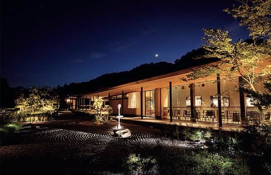 FRaUさんのインスタグラム写真 - (FRaUInstagram)「世界に誇るアートの島 #直島 に誕生した唯一無二の日本旅館「#ろ霞」は、山間の美しい景色に囲まれ、自然に溶け込むモダンな平屋造りが特徴。  京都芸術大学教授でアートプロデューサーの後藤繁雄氏がキュレーションを手掛け、日本を代表するアーティストから若手の作品が一堂に会し、館内に飾られたアートに間近で触れられることができます🎨  レストラン棟の前に広がる石庭には、#名和晃平 氏作のオブジェ「Ether#80」や、#品川亮 氏、#横田大輔 氏の作品も随所に置かれています。  各客室に飾られた作品は半年ごとに入れ替えられ、展示販売されるという斬新な試みもあるそう。新しい刺激に心躍#る、今までにない宿ではないでしょうか✨  📍香川県香川郡直島町1234  #香川 #香川旅行 #旅行  #旅館 #ホテル #kagawa #travel #trip #frau #fraumagazine」6月1日 17時25分 - fraumagazine