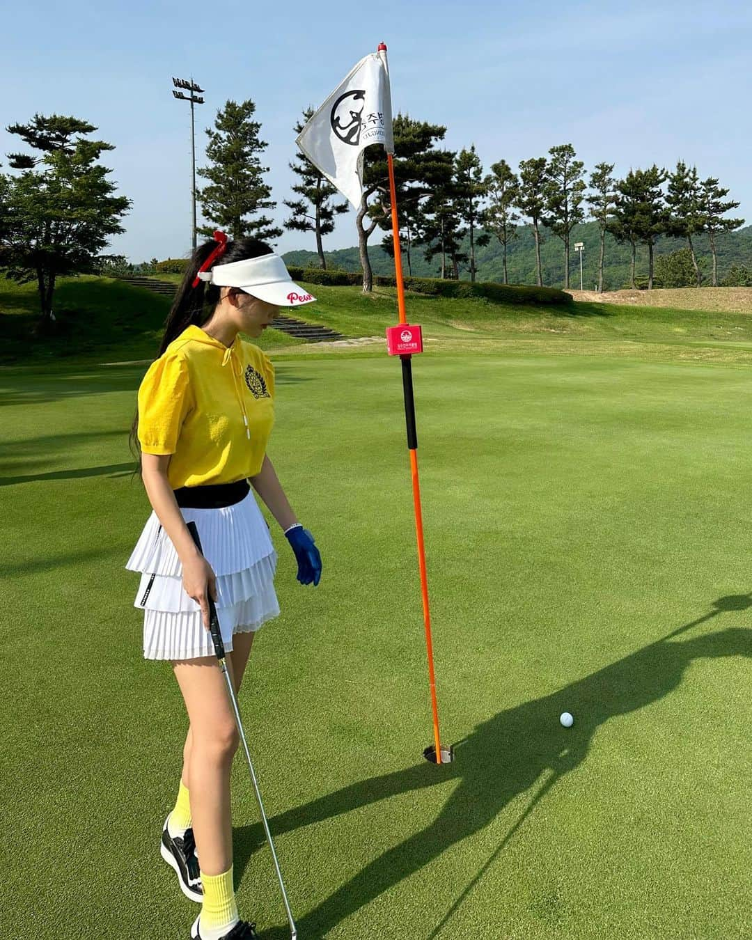 キュリ さんのインスタグラム写真 - (キュリ Instagram)「때론 발랄하게! 노랑노랑 Summer Golf Look! 🟡🔵 동반자들과 시밀러룩 으로 맞춰 입으니  라운딩이 더 재밋네!?🐥  @pearlygates_korea @creasmall_  #파리게이츠 #pearlygates #크리스몰 #pg_club」6月1日 17時30分 - qtfreet