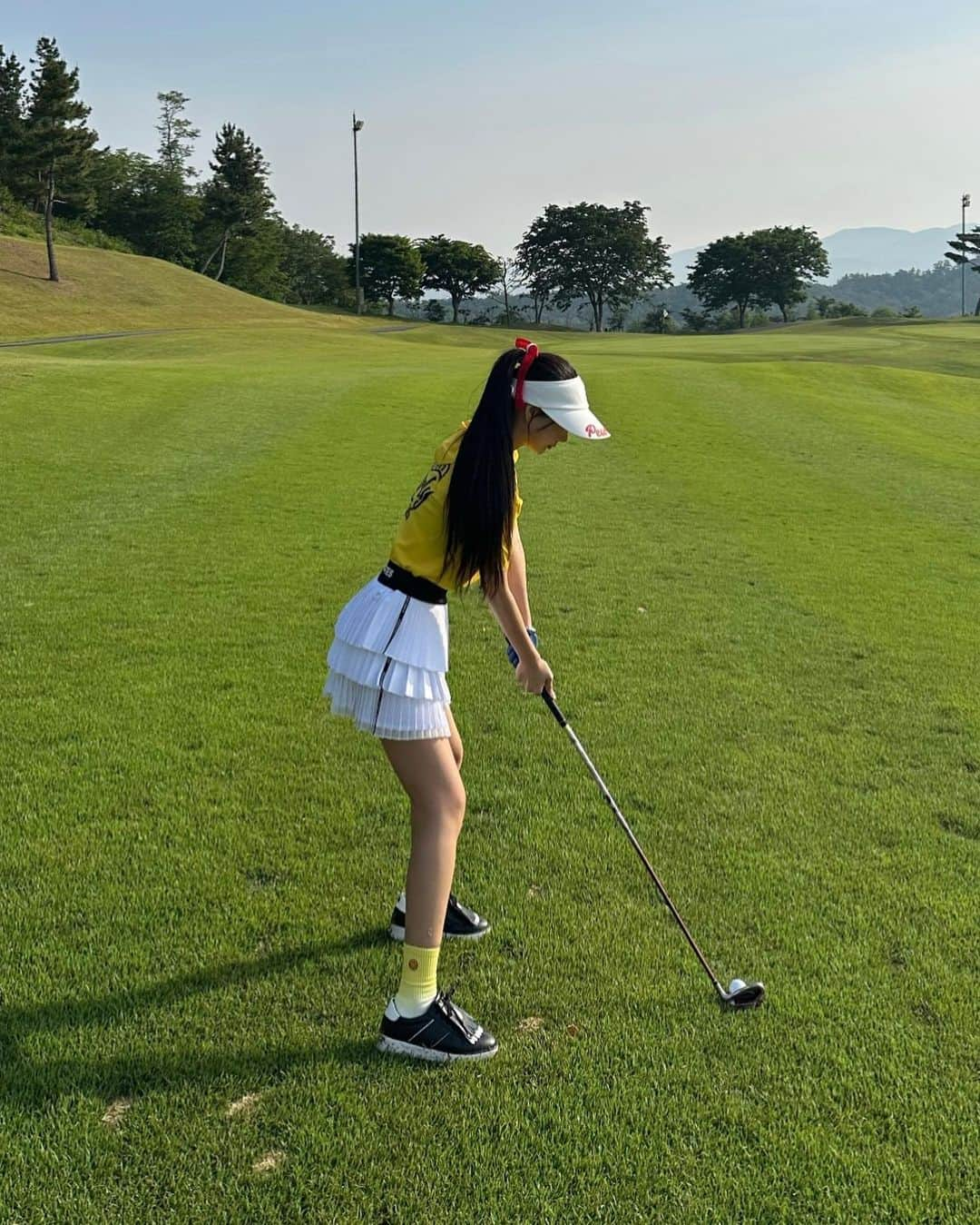 キュリ さんのインスタグラム写真 - (キュリ Instagram)「때론 발랄하게! 노랑노랑 Summer Golf Look! 🟡🔵 동반자들과 시밀러룩 으로 맞춰 입으니  라운딩이 더 재밋네!?🐥  @pearlygates_korea @creasmall_  #파리게이츠 #pearlygates #크리스몰 #pg_club」6月1日 17時30分 - qtfreet