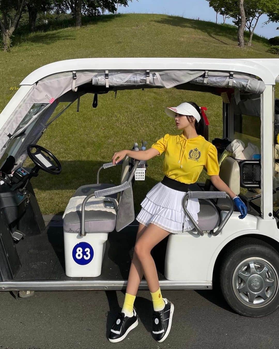 キュリ のインスタグラム：「때론 발랄하게! 노랑노랑 Summer Golf Look! 🟡🔵 동반자들과 시밀러룩 으로 맞춰 입으니  라운딩이 더 재밋네!?🐥  @pearlygates_korea @creasmall_  #파리게이츠 #pearlygates #크리스몰 #pg_club」