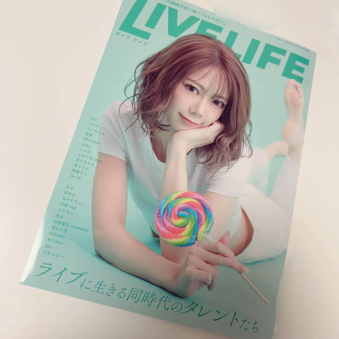 水野愛日さんのインスタグラム写真 - (水野愛日Instagram)「現在発売中の書籍、 ｢LIVE LIFE｣に  17ライバーの ｢水野愛日 manabee｣として、撮り下ろしのグラビアとインタビュー記事で登場しております。  掲載までにたくさん応援して下さったリスナーさんのおかげです！ あらためてありがとうございます💓  偶然、インタビューして下さったライターさんが、 かつて文化放送｢水野愛日のHARAPECOPIE！｣のリスナーだったというすごい偶然😳✨ 声優・水野愛日としても知っていて下さったので、スムーズにお話出来て……本当に感謝しています。  もし機会がありましたら、手に取って読んでみてくださいね💕︎ ご興味ありましたら、配信でもお待ちしております😊   #17live  #17liver  今輝くライバーの瞬間を切り抜くフォトマガジン  #livelife   #三才ブックス   #水野愛日manabee   #水野愛日  #水野愛日のharapekopai   #水野愛日cdデビュー25周年」6月1日 17時40分 - mizunomanabi