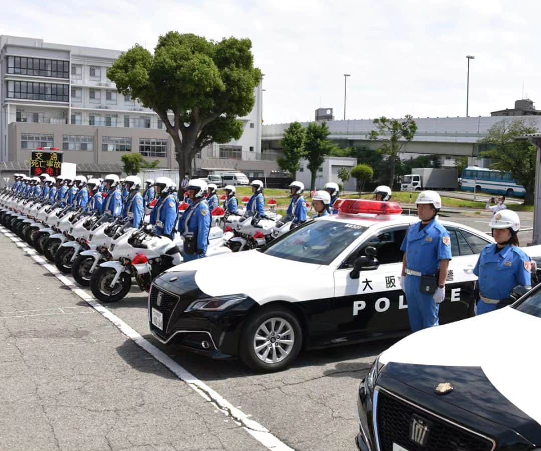 大阪府警察さんのインスタグラム写真 - (大阪府警察Instagram)「【やめよう！いらち運転】 令和5年6月1日、交通機動隊の隊本部において、アドボカシーセンターにご協力いただき、交通事故のご遺族による講演会を行いました。 また、6月1日から8月末にかけて実施する速度違反取締り強化に向けて、取締部隊の出発式を行いました。  出発式では、関目中央保育園の園児から応援メッセージをもらいました。 その思いを胸に取締りに、従事する隊員一同、交通事故のない大阪を目指していきます。  ドライバーやライダーの皆さん！ 速度を控え、気持ちと時間に余裕を持った運転を心がけましょう！  #大阪府警察公式 #大阪府警察 #大阪府警 #府警 #警察 #警察官 #おまわりさん #交通機動隊 #白バイ #パトカー #敬礼  #アドボカシーセンター #関目中央保育園 #園児 #応援メッセージ #速度違反取締り #強化 #やめよう #いらち運転 #交通事故のない大阪 #目指して #府民を守る」6月1日 17時34分 - fukei_koho