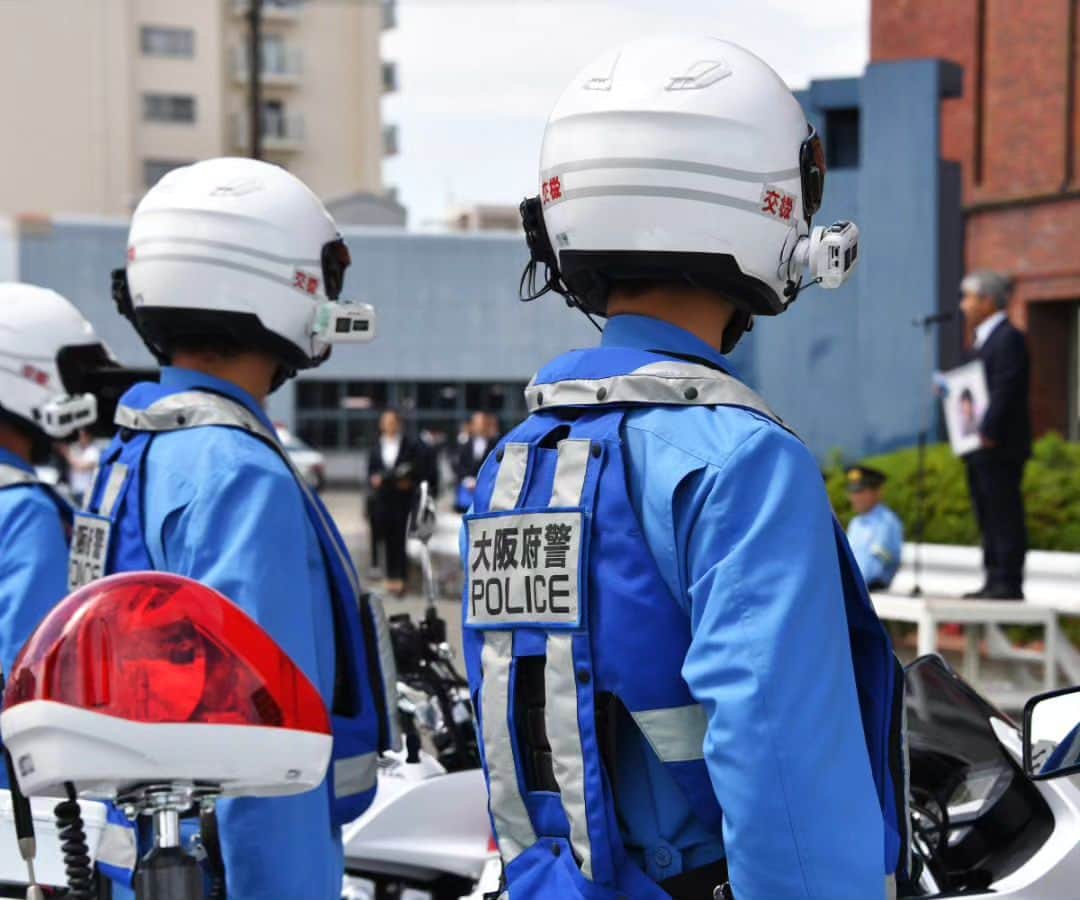 大阪府警察さんのインスタグラム写真 - (大阪府警察Instagram)「【やめよう！いらち運転】 令和5年6月1日、交通機動隊の隊本部において、アドボカシーセンターにご協力いただき、交通事故のご遺族による講演会を行いました。 また、6月1日から8月末にかけて実施する速度違反取締り強化に向けて、取締部隊の出発式を行いました。  出発式では、関目中央保育園の園児から応援メッセージをもらいました。 その思いを胸に取締りに、従事する隊員一同、交通事故のない大阪を目指していきます。  ドライバーやライダーの皆さん！ 速度を控え、気持ちと時間に余裕を持った運転を心がけましょう！  #大阪府警察公式 #大阪府警察 #大阪府警 #府警 #警察 #警察官 #おまわりさん #交通機動隊 #白バイ #パトカー #敬礼  #アドボカシーセンター #関目中央保育園 #園児 #応援メッセージ #速度違反取締り #強化 #やめよう #いらち運転 #交通事故のない大阪 #目指して #府民を守る」6月1日 17時34分 - fukei_koho