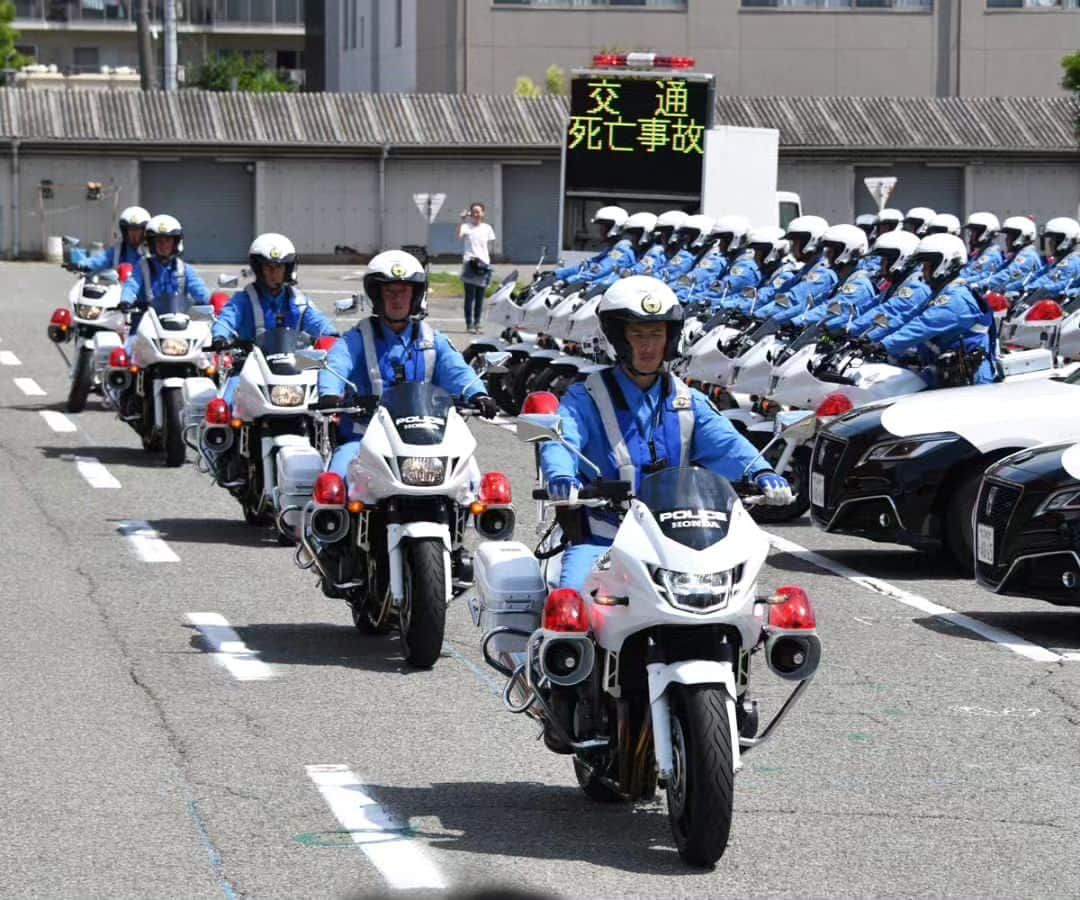 大阪府警察さんのインスタグラム写真 - (大阪府警察Instagram)「【やめよう！いらち運転】 令和5年6月1日、交通機動隊の隊本部において、アドボカシーセンターにご協力いただき、交通事故のご遺族による講演会を行いました。 また、6月1日から8月末にかけて実施する速度違反取締り強化に向けて、取締部隊の出発式を行いました。  出発式では、関目中央保育園の園児から応援メッセージをもらいました。 その思いを胸に取締りに、従事する隊員一同、交通事故のない大阪を目指していきます。  ドライバーやライダーの皆さん！ 速度を控え、気持ちと時間に余裕を持った運転を心がけましょう！  #大阪府警察公式 #大阪府警察 #大阪府警 #府警 #警察 #警察官 #おまわりさん #交通機動隊 #白バイ #パトカー #敬礼  #アドボカシーセンター #関目中央保育園 #園児 #応援メッセージ #速度違反取締り #強化 #やめよう #いらち運転 #交通事故のない大阪 #目指して #府民を守る」6月1日 17時34分 - fukei_koho