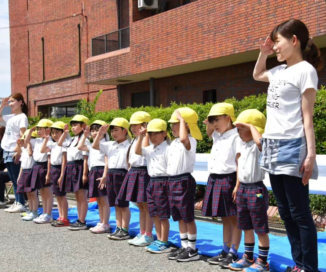 大阪府警察さんのインスタグラム写真 - (大阪府警察Instagram)「【やめよう！いらち運転】 令和5年6月1日、交通機動隊の隊本部において、アドボカシーセンターにご協力いただき、交通事故のご遺族による講演会を行いました。 また、6月1日から8月末にかけて実施する速度違反取締り強化に向けて、取締部隊の出発式を行いました。  出発式では、関目中央保育園の園児から応援メッセージをもらいました。 その思いを胸に取締りに、従事する隊員一同、交通事故のない大阪を目指していきます。  ドライバーやライダーの皆さん！ 速度を控え、気持ちと時間に余裕を持った運転を心がけましょう！  #大阪府警察公式 #大阪府警察 #大阪府警 #府警 #警察 #警察官 #おまわりさん #交通機動隊 #白バイ #パトカー #敬礼  #アドボカシーセンター #関目中央保育園 #園児 #応援メッセージ #速度違反取締り #強化 #やめよう #いらち運転 #交通事故のない大阪 #目指して #府民を守る」6月1日 17時34分 - fukei_koho