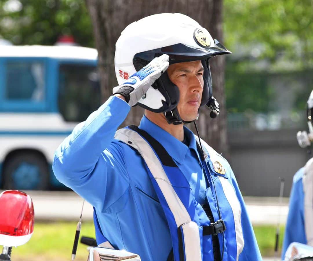 大阪府警察さんのインスタグラム写真 - (大阪府警察Instagram)「【やめよう！いらち運転】 令和5年6月1日、交通機動隊の隊本部において、アドボカシーセンターにご協力いただき、交通事故のご遺族による講演会を行いました。 また、6月1日から8月末にかけて実施する速度違反取締り強化に向けて、取締部隊の出発式を行いました。  出発式では、関目中央保育園の園児から応援メッセージをもらいました。 その思いを胸に取締りに、従事する隊員一同、交通事故のない大阪を目指していきます。  ドライバーやライダーの皆さん！ 速度を控え、気持ちと時間に余裕を持った運転を心がけましょう！  #大阪府警察公式 #大阪府警察 #大阪府警 #府警 #警察 #警察官 #おまわりさん #交通機動隊 #白バイ #パトカー #敬礼  #アドボカシーセンター #関目中央保育園 #園児 #応援メッセージ #速度違反取締り #強化 #やめよう #いらち運転 #交通事故のない大阪 #目指して #府民を守る」6月1日 17時34分 - fukei_koho