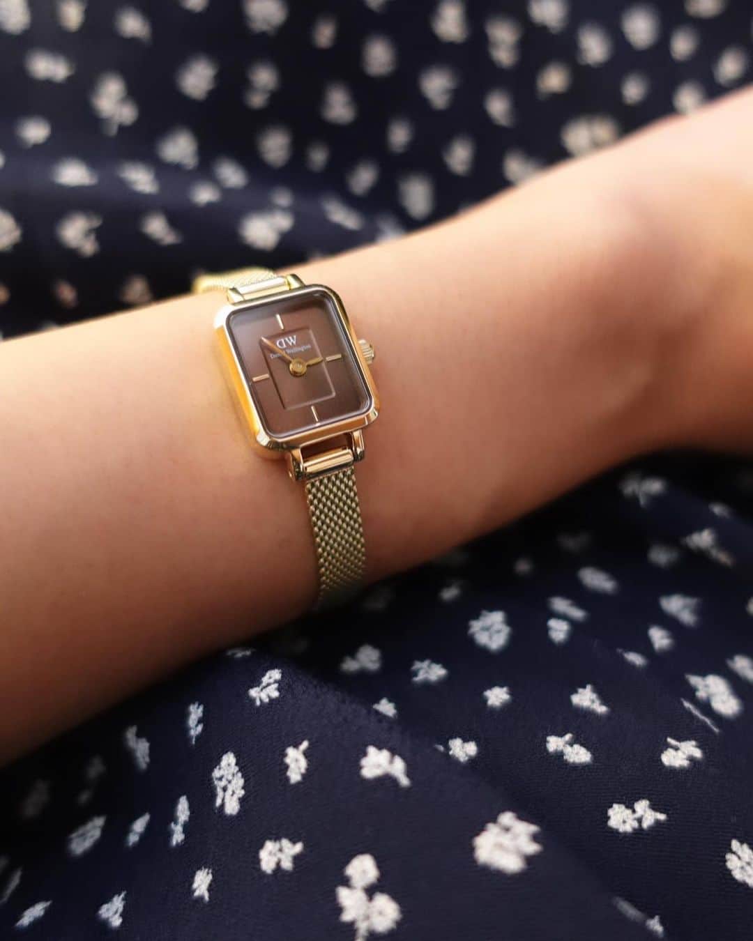 安保彩世さんのインスタグラム写真 - (安保彩世Instagram)「@danielwellington 🤎💕 新しい時計ゲットしましたっ @danielwellington のQuadro Mini 「時計をアクセサリーとして」っていうのをテーマにしていてとても小さいけれど存在感もあって上品なデザインですごいお気に入り✨ 文字盤の色は何色かあるんだけど私はブラウンにしました🤎どんなお洋服にも合わせやすくておすすめです✨  【igposayo】で7/1まで15%offになるからよかったら使ってね〜  #ダニエルウェリントン #テニスブレスレット #ジュエリー #ヴィンテージ #ストリートコーデ #yesdw #pr」6月1日 17時35分 - posayo