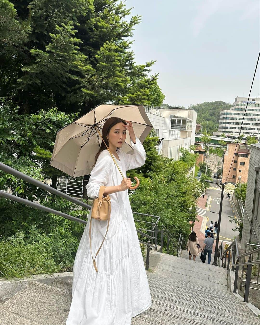 田中里奈さんのインスタグラム写真 - (田中里奈Instagram)「こんにちは6月！ あれこれしてたらもう6月。 まばたきしたらもう一日が終わってる、なんだか最近そんな日々を過ごしてます。みんなお元気ーー？？？  5月は写真の通り（ってそんな韓国っぽい写真じゃないけど😂）、韓国に行ってきました🇰🇷✨ 数年ぶりの韓国、めちゃくちゃインスピレーション沸いた…！ この感覚を忘れたくなくて、実は帰国してすぐに6月にも韓国の予定を入れるっていう我ながら行動派な私。 迷うと一生迷ってるけど、決めると本当に早い。  DMでたくさん質問があった白のワンピースは、数年前の  @curensology のもの。 丈が長いもんで、着るたびに汚れるから漂白したりクリーニング出したりお手入れは中々大変だけど、それでもやっぱり着たくなる、そんなワンピースなのです。 私がみんなに届けるものも、そういう存在になるといいなと思いながら作ってるよ〜。  今夜はこの週末に向けてお知らせがあるのでよろしくお願いしますっ🤗✨✨  #たなか旅メモ #韓国 #韓国旅行 #rina_outfit  #日傘は楽天ROOMに載せてます」6月1日 17時37分 - tanakaofficial