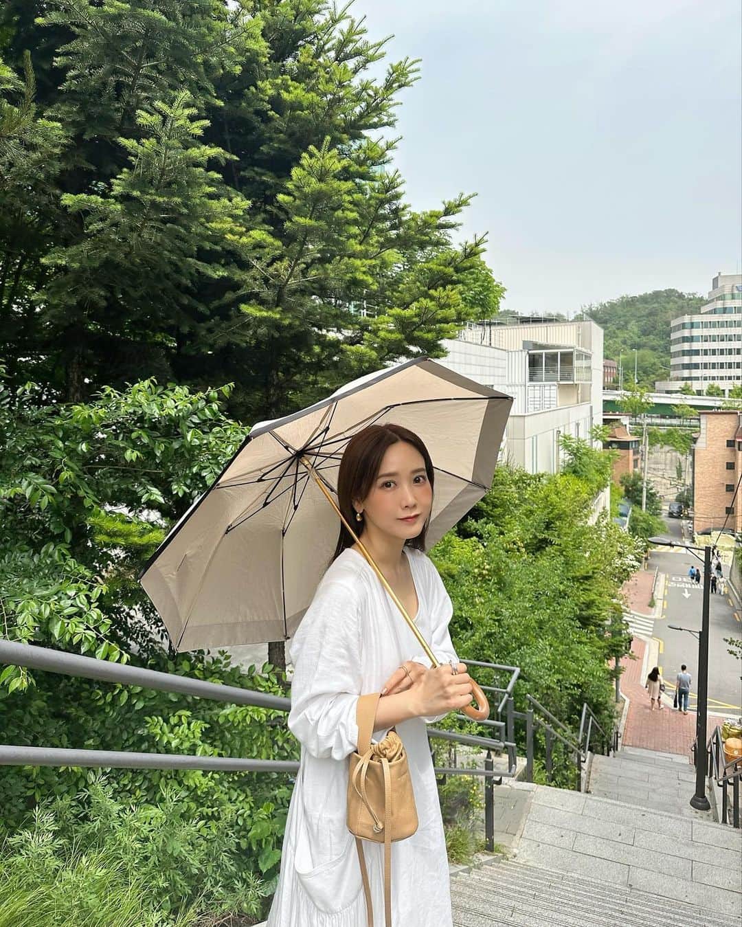 田中里奈さんのインスタグラム写真 - (田中里奈Instagram)「こんにちは6月！ あれこれしてたらもう6月。 まばたきしたらもう一日が終わってる、なんだか最近そんな日々を過ごしてます。みんなお元気ーー？？？  5月は写真の通り（ってそんな韓国っぽい写真じゃないけど😂）、韓国に行ってきました🇰🇷✨ 数年ぶりの韓国、めちゃくちゃインスピレーション沸いた…！ この感覚を忘れたくなくて、実は帰国してすぐに6月にも韓国の予定を入れるっていう我ながら行動派な私。 迷うと一生迷ってるけど、決めると本当に早い。  DMでたくさん質問があった白のワンピースは、数年前の  @curensology のもの。 丈が長いもんで、着るたびに汚れるから漂白したりクリーニング出したりお手入れは中々大変だけど、それでもやっぱり着たくなる、そんなワンピースなのです。 私がみんなに届けるものも、そういう存在になるといいなと思いながら作ってるよ〜。  今夜はこの週末に向けてお知らせがあるのでよろしくお願いしますっ🤗✨✨  #たなか旅メモ #韓国 #韓国旅行 #rina_outfit  #日傘は楽天ROOMに載せてます」6月1日 17時37分 - tanakaofficial
