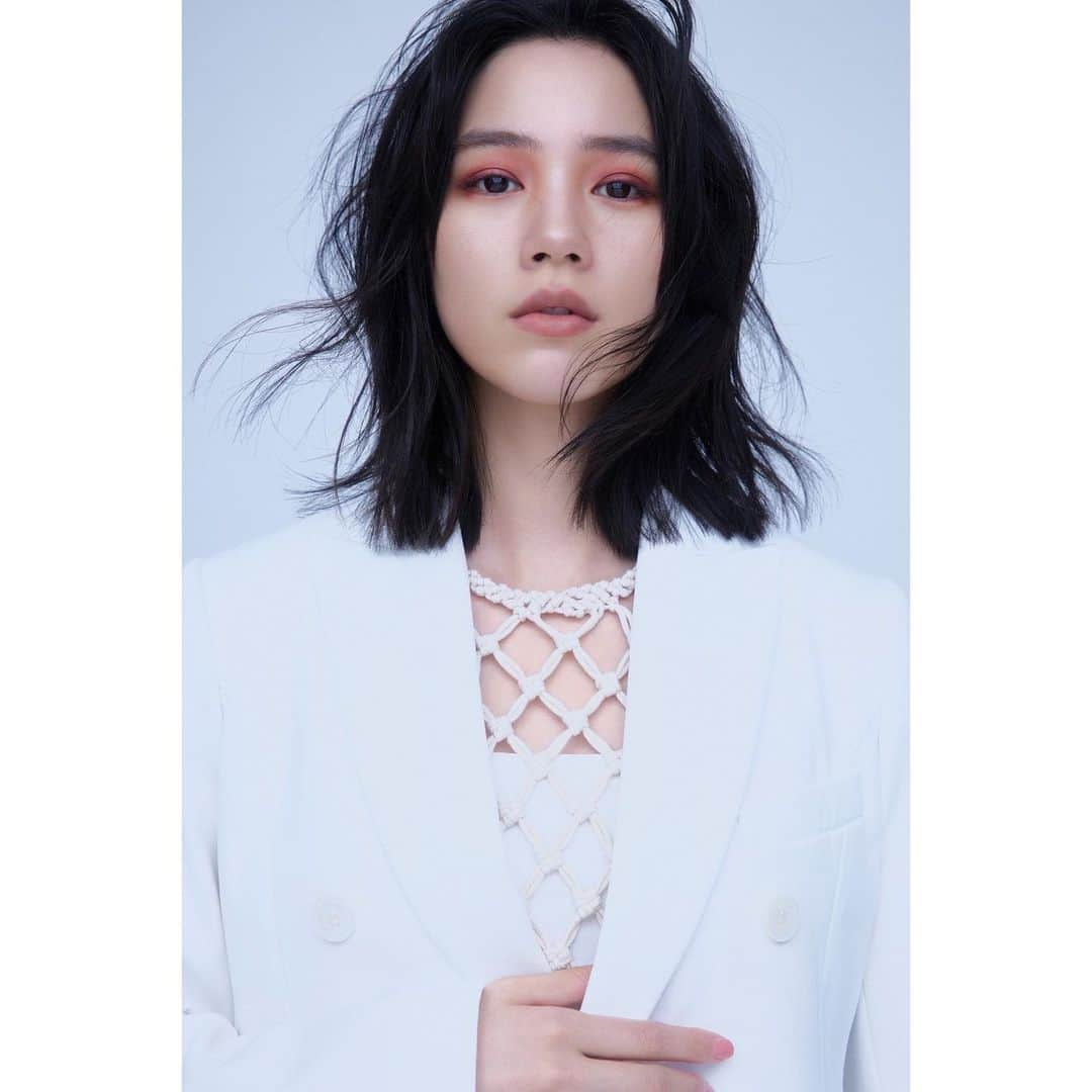 のん（能年玲奈）さんのインスタグラム写真 - (のん（能年玲奈）Instagram)「新鮮なヘアメイク、衣装ですごく好きな写真🍧  Photo : @omisakii Videographer : @yosh.ono Video Editor : NURAN DEMIR Styling : @izumimachino　 Makeup : SHIE KANNO（KURARASYSTEM）　 Hair：@takayukishibata（SIGNO）  #ellejapan #ellebeauty @ellejapan #CHANEL #Les4Ombres」6月1日 17時39分 - non_kamo_ne