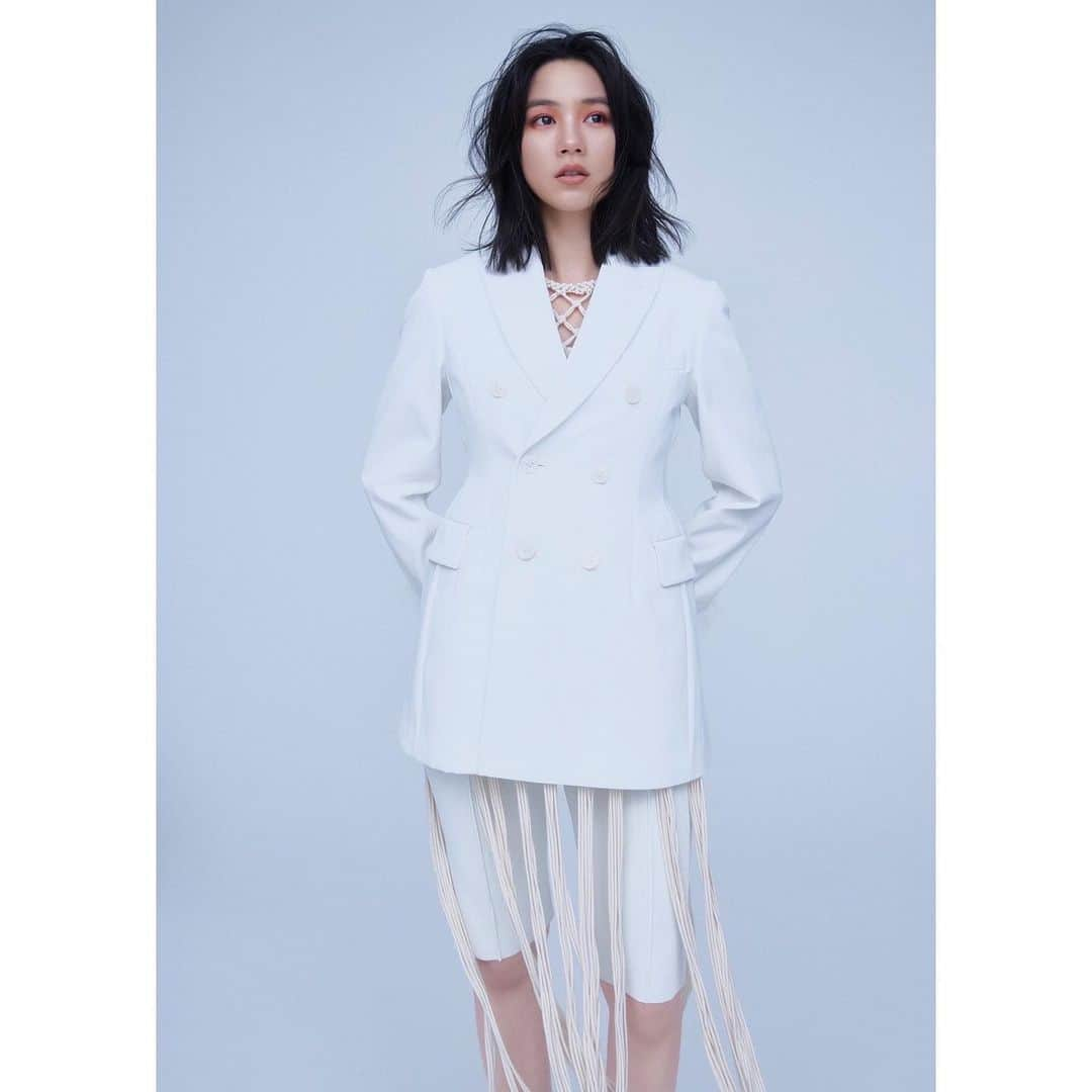 のん（能年玲奈）さんのインスタグラム写真 - (のん（能年玲奈）Instagram)「新鮮なヘアメイク、衣装ですごく好きな写真🍧  Photo : @omisakii Videographer : @yosh.ono Video Editor : NURAN DEMIR Styling : @izumimachino　 Makeup : SHIE KANNO（KURARASYSTEM）　 Hair：@takayukishibata（SIGNO）  #ellejapan #ellebeauty @ellejapan #CHANEL #Les4Ombres」6月1日 17時39分 - non_kamo_ne