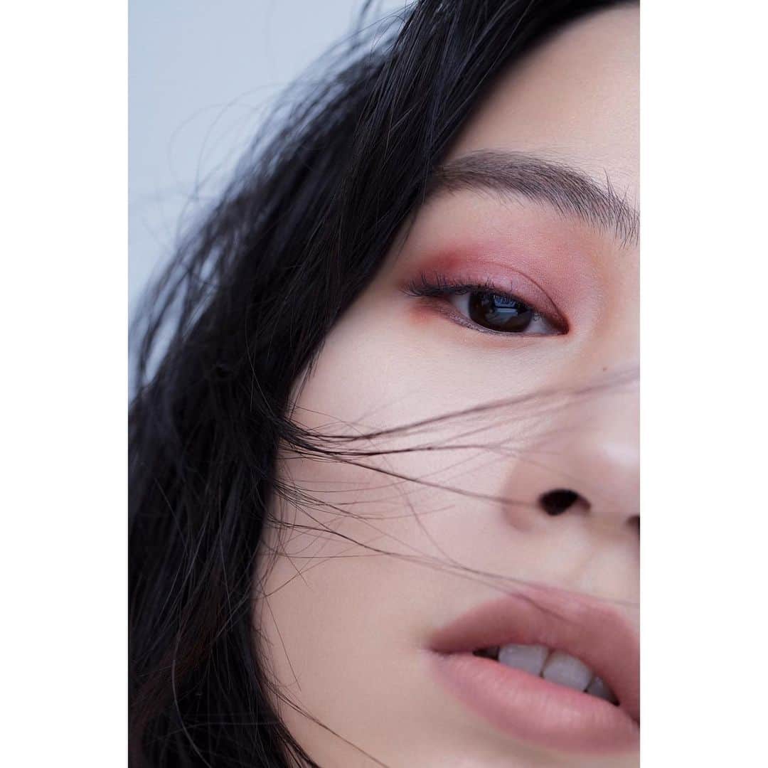 のん（能年玲奈）さんのインスタグラム写真 - (のん（能年玲奈）Instagram)「新鮮なヘアメイク、衣装ですごく好きな写真🍧  Photo : @omisakii Videographer : @yosh.ono Video Editor : NURAN DEMIR Styling : @izumimachino　 Makeup : SHIE KANNO（KURARASYSTEM）　 Hair：@takayukishibata（SIGNO）  #ellejapan #ellebeauty @ellejapan #CHANEL #Les4Ombres」6月1日 17時39分 - non_kamo_ne