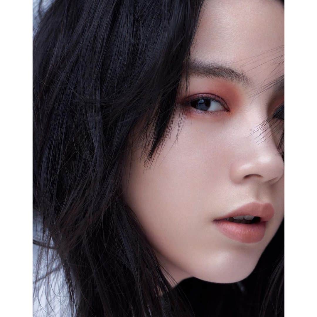 のん（能年玲奈）のインスタグラム：「新鮮なヘアメイク、衣装ですごく好きな写真🍧  Photo : @omisakii Videographer : @yosh.ono Video Editor : NURAN DEMIR Styling : @izumimachino　 Makeup : SHIE KANNO（KURARASYSTEM）　 Hair：@takayukishibata（SIGNO）  #ellejapan #ellebeauty @ellejapan #CHANEL #Les4Ombres」