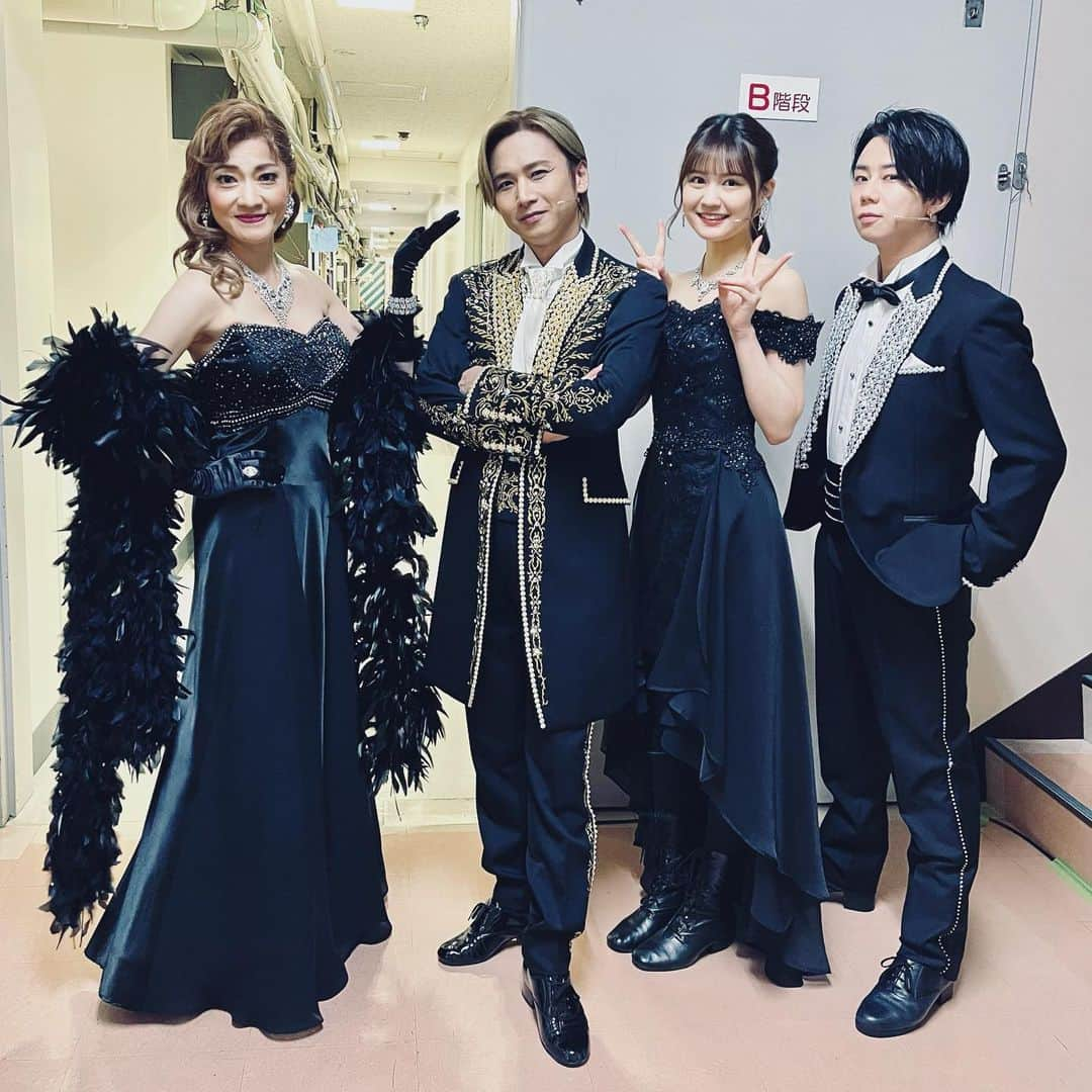 堂本光一さんのインスタグラム写真 - (堂本光一Instagram)「歌穂さん宏光verでも この4人で役っぽく撮らせてもらいました 同じ台詞でもキャストが変わればストーリーも背景も変化する 両方のキャストをご覧になられた方がどれだけいるかわかりませんが 皆さんにはどう映りましたか？  #島田歌穂 #中村麗乃 #北山宏光 #堂本光一」6月1日 17時39分 - koichi.domoto_kd_51