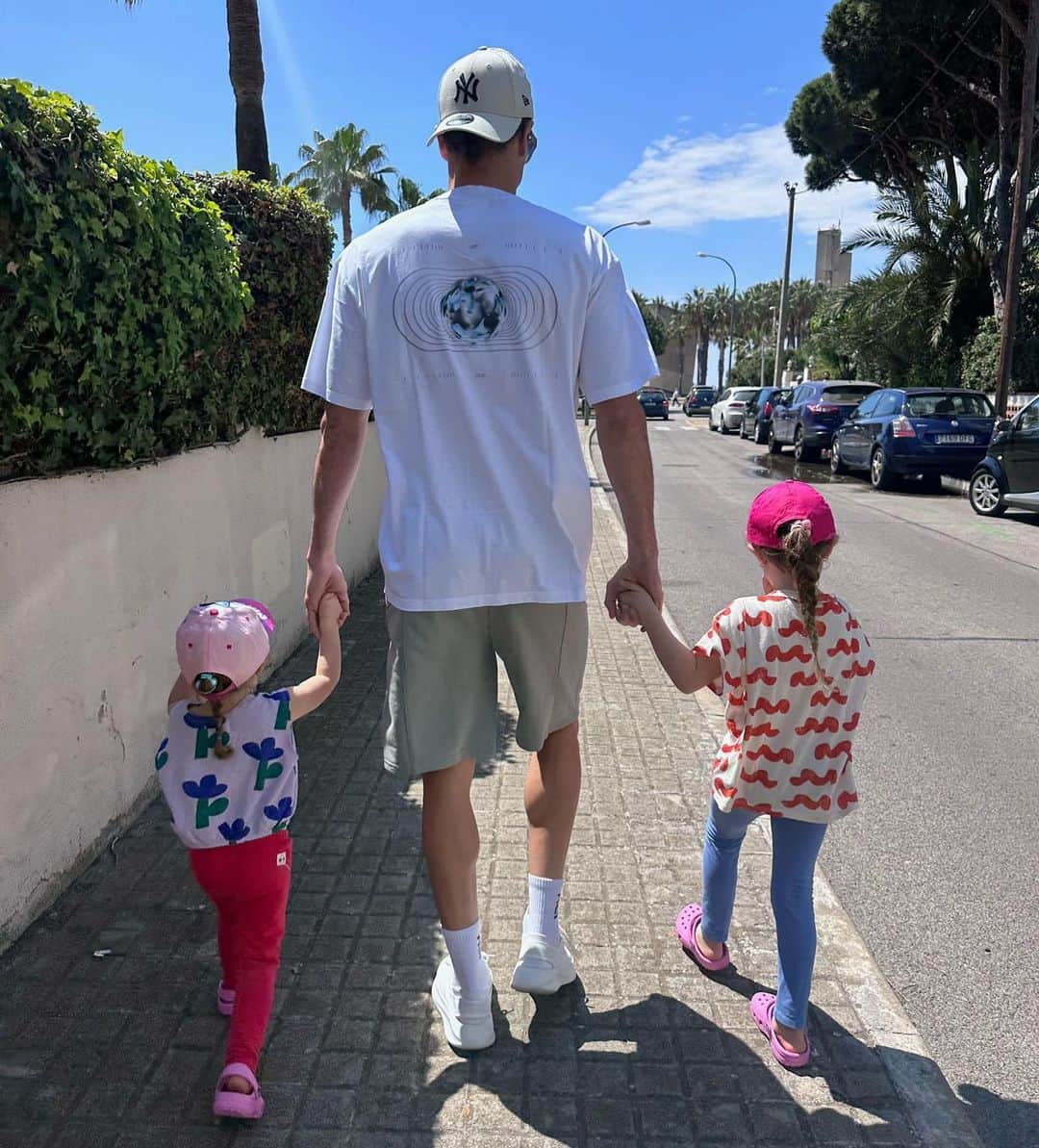 ロベルト・レヴァンドフスキのインスタグラム：「Dear Kids,   On your day, I would like to tell you to believe that anything you want from your heart is possible to achieve - it really is.  Never give up. Nothing is impossible.  Happy Children’s Day 🧸 Klara, Laura, daddy will always be by your side ❤️」