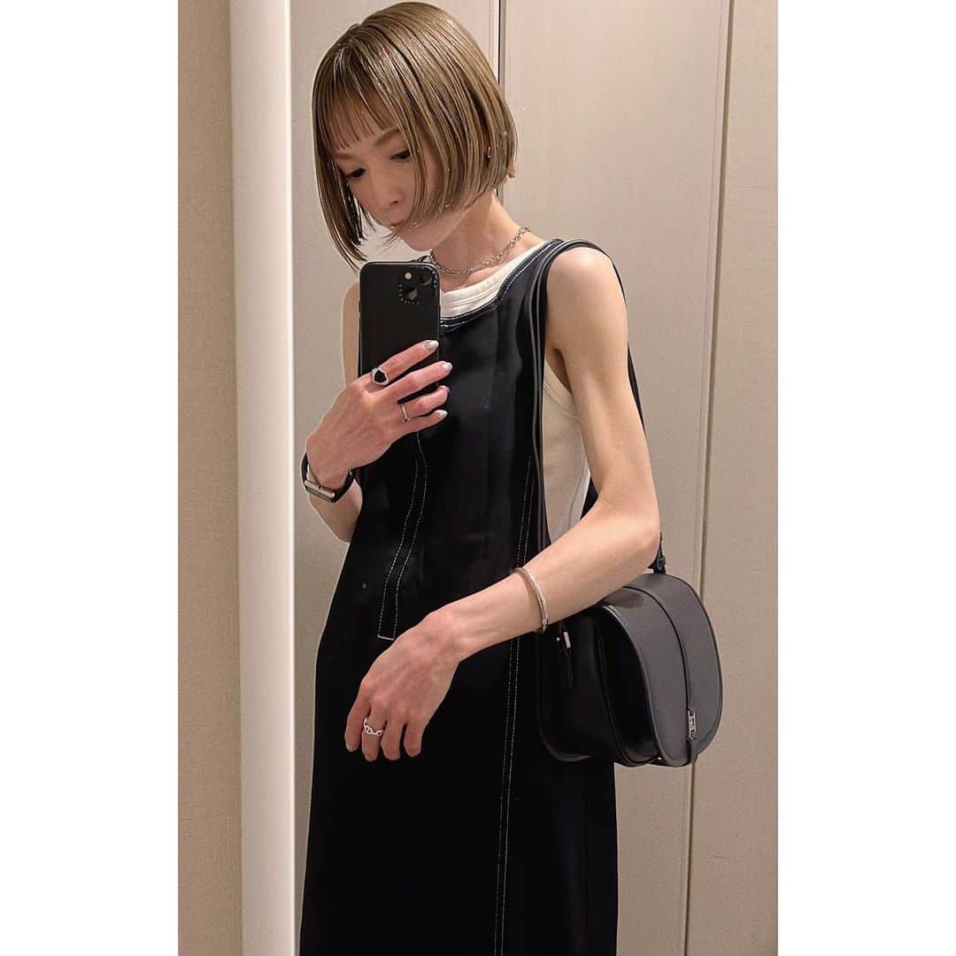 MATSUIRIHOさんのインスタグラム写真 - (MATSUIRIHOInstagram)「あっという間に6月。  昨日の150cmコーデですが、 ジャンパースカートに惚れた日でした。 (肌寒くてシャツ羽織ったけど🥲)  ステッチと、ファスナー、アームホールの開きが好きな雰囲気で🫶🏻  jumper skirt： @hellam_official  inner： @uniqlo_jp bag： @folnua_jp  @folnua_official  shoes： @clergerie @clergerieparis_japan   #低身長コーデ #150cmコーデ #hellam #大人ファッション #大人カジュアル #folnua #폴뉴아 #フォルニュア #UNIQLO #ユニクロコーデ #ユニクロ #UNIQLOコーデ #アメリカンスリーブ #アメスリ #ボブヘア #ぱっつんボブ #ぱっつん前髪 #夏コーデ #ジャンスカ #ジャンパースカート #シンプルコーデ #clergerie #クレジュリー #zozotown #モノトーンコーデ」6月1日 17時43分 - rihoo914