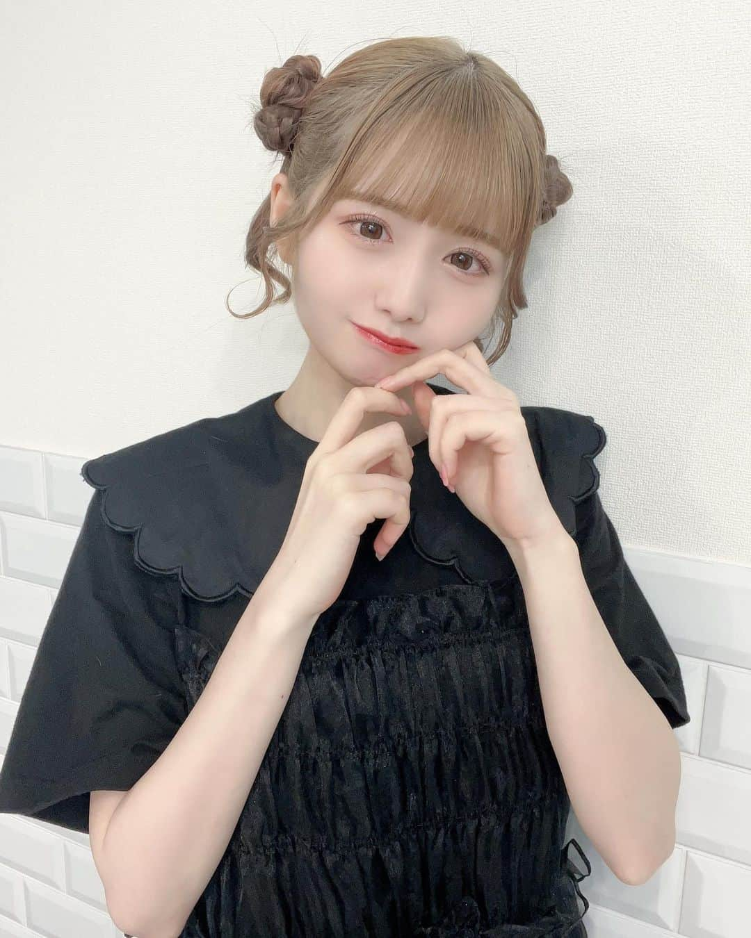 水城梓のインスタグラム：「ちほてちゃんo(^_^)o♡  このまえのライブでちほてちゃんにヘアメしてもらったよーーー！くらげ！だいにんきすぎた！自分じゃできないからまたちほてちゃんにやってもらうね〜o(^_^)o❤︎！  #アイドル  #黒髪ロング #インナーカラー #コスプレ #follow #like4like  #instafollow #instalike #followme #following #followme  #팔로우미 #팔로우환영 #ottd #透明感カラー #派手髪 #金髪 #ヘアメイク #ヘアアレンジ #クラゲヘア」