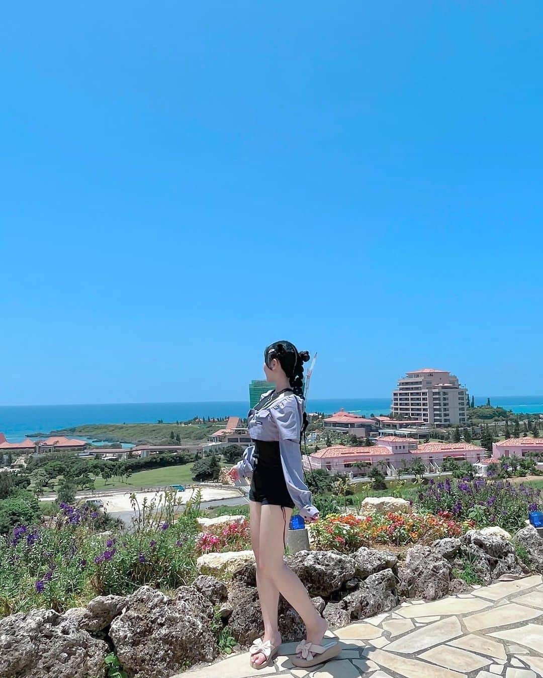 あまにさんのインスタグラム写真 - (あまにInstagram)「私服編！💜 宮古島は5月が梅雨って知らなくて行ったけど、快晴だったの日頃の行いが良かったおかげかな😌👏 海に入るのが気持ちよくて水着でも私服でも遊んでたらありえん日焼けしちゃった、、、笑 今年は既に小麦色なあまにさん」6月1日 17時45分 - amani_cos