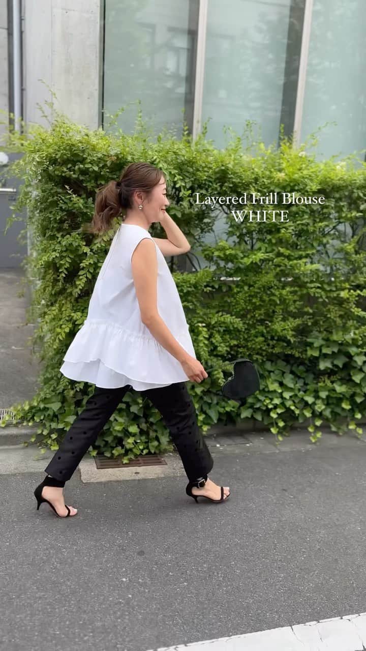 Keikooooooのインスタグラム：「【LIten 23’summer collection】 今夜21時から予約販売開始されます。 お買い逃しございませんように☺️✨ コーデは、 @dolce._official のフロッキードットパンツと @liten.official のブラウス合わせ🫶🏻 シンプルだけど華やかなブラウスとパンツで ランチ行きたいな🖤🤍  blouse @liten.official #liten  pants @dolce._official #maisondedolce bag @zara #zara  #ママコーデ#ZARA#リテン#ザラ#大人かわいい #シンプル#シンプルコーデ #夏コーデ」