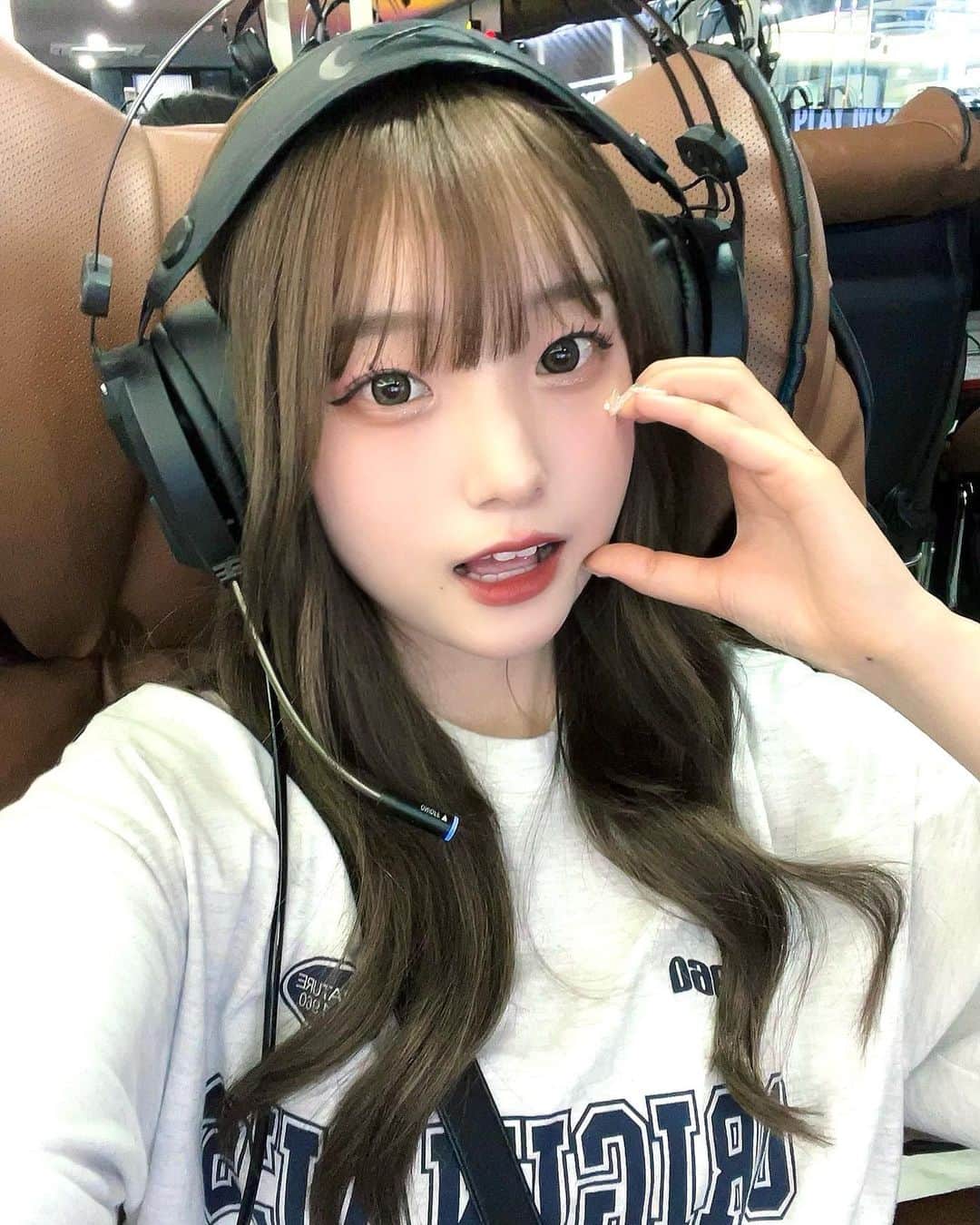 じゅんなのインスタグラム：「pc방行ってきた〜🎮 試験の申し込みしに行ったねん 次はゲームしたい🥺  ゲームうまそうでしょー 写真何枚目が好き？   #셀카  #pc방  #自撮り  #韓国」