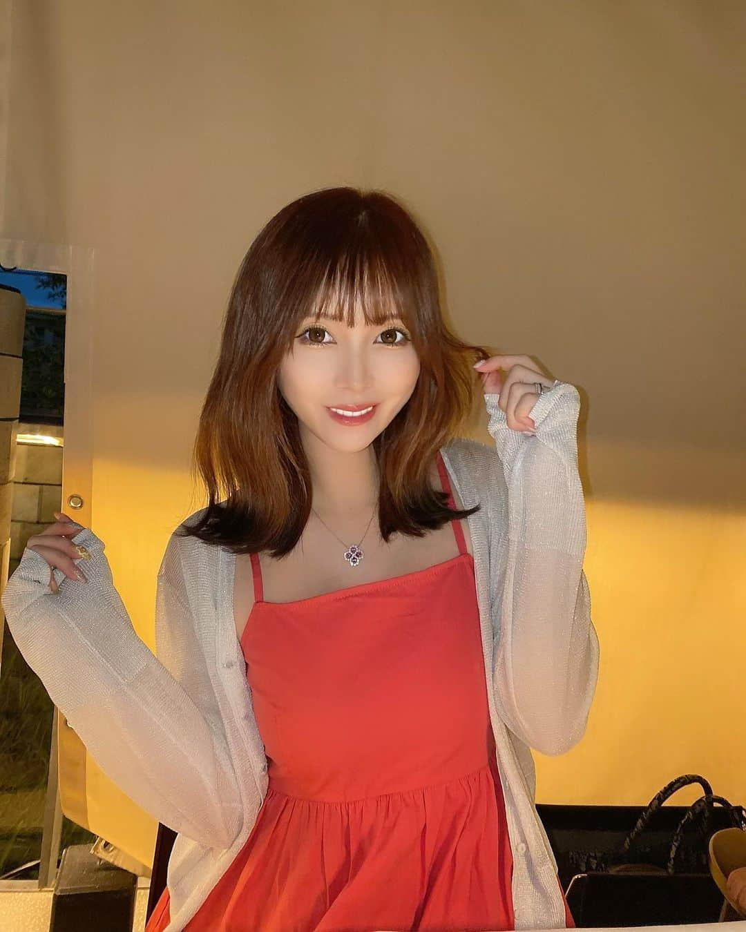 あさにゃん（川北愛紗奈）のインスタグラム：「ＮＥＷ 🧡🖤 ⁡ きっと産前ラストの美容院になるかな?? ⁡ 地毛の長さが嫌だったから切ってもらって ボリューム出すために軽くエクつけたよ🤭 ⁡ しばらくカラー出来ないと思うから 持ちがいい&色落ちも綺麗なカラーで 相談して思い切ってオレンジに🍊💕 ⁡ ちょっとイメチェンじゃない？？ どうでしょう？？(´・ω・｀)💭 ⁡ 【 @kei0926 】 #hair #hairstyle #haircolor #orangehair #オレンジカラー #オレンジブラウン #裾カラー #裾カラーブラック #デザインカラー #ボブヘア #2人目妊娠中 #妊娠後期」