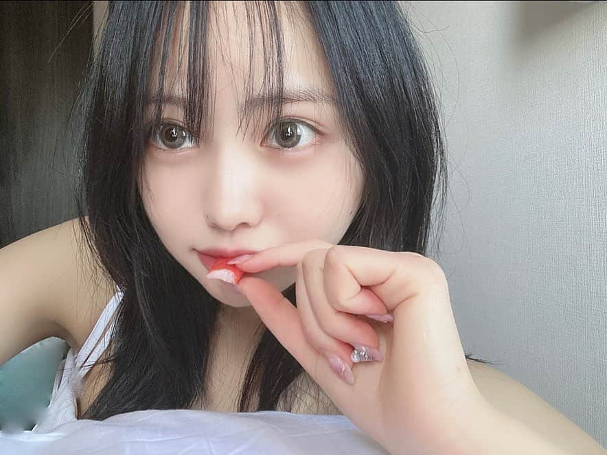上水口姫香のインスタグラム：「選ばれたのはかにかまでしたぁ  飴ではなく！！！！  #黒髪ボブ #黒髪 #黒髪ショート #ミディアムヘア #ミディアム #ミディアムボブ #ミディアムヘアアレンジ #ウルフカット #ウルフ #ウルフボブ #ウルフカット女子 #アイドル #韓国 #アイドル衣装 #自撮り #推し #すっぴん」