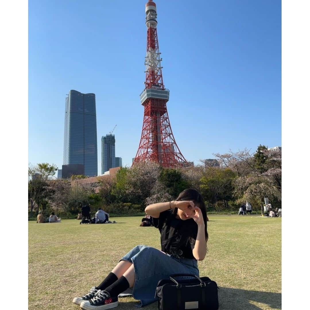 RiLiさんのインスタグラム写真 - (RiLiInstagram)「東京タワーが いま人気のフォトスポットに？！ 真似したい🎵 【東京タワーフォト】🗼  観光客を中心に 東京タワーといっしょに 撮る写真が人気なんだとか..💭♡  背景に映り込ませたり 手に乗せるフォトも とってとかわいい🌠  昼も夜もおすすめな 最強フォトスポットだよ✨  Edit by RiLi編集部🐰 aoi @shiia14  🤍🤍🤍  RiLiで紹介してもらいたい子は #rili_tokyo を付けてね❕ ⁣⁣ Special Thanks💐 Photo by⁣⁣ @suuuzukaa @hae_yom @__nyachan95__ @hyejin.k____160_3.45 ____ohi.___  @hye__svly @_.3aa3n @micomy_02 ⁣⁣  #東京タワー #芝公園 #東京タワーフォト #ピクニックフォト #写真の撮り方 #サングラスフォト #韓国ファッション #東京観光 #도쿄여행 #일본여행 #도쿄타워 #피크닉 #rili_tokyo #おしゃれさんと繋がりたい #お洒落さんと繋がりたい #ファッション #패션스타그램 #ootd #outfit」6月1日 18時00分 - rili.tokyo