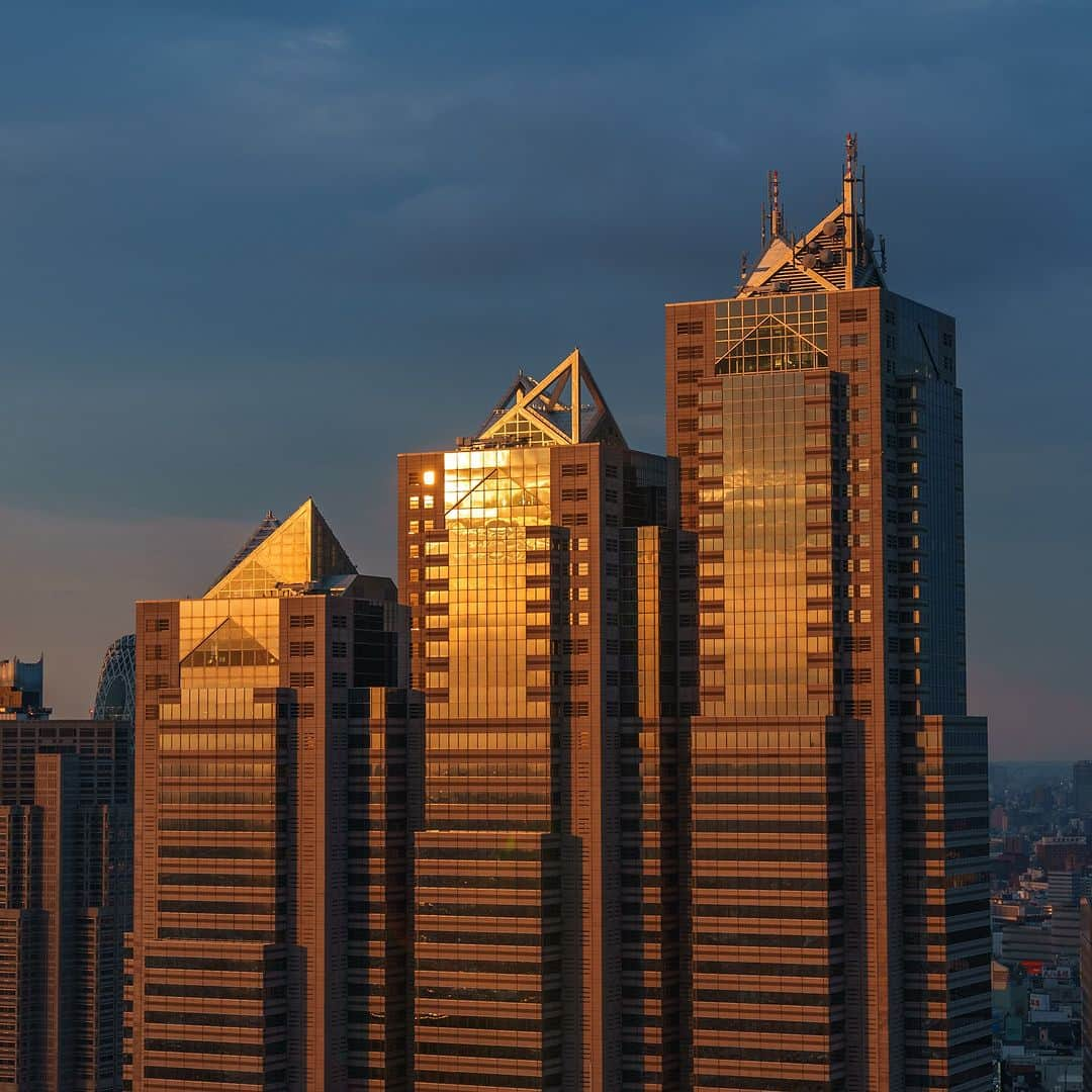 Park Hyatt Tokyo / パーク ハイアット東京さんのインスタグラム写真 - (Park Hyatt Tokyo / パーク ハイアット東京Instagram)「A view as the sun sets on Park Hyatt Tokyo.  パーク ハイアット 東京を夕焼けが優しく包み込みます。  Share your own images with us by tagging @parkhyatttokyo —————————————————————  #parkhyatttokyo #luxuryispersonal  #discovetokyo #discoverjapan  #nightview #tokyonightviews #sunset ##パークハイアット東京 #夜の東京 #東京の夜景  #夕焼け #雨上がり」6月1日 18時00分 - parkhyatttokyo