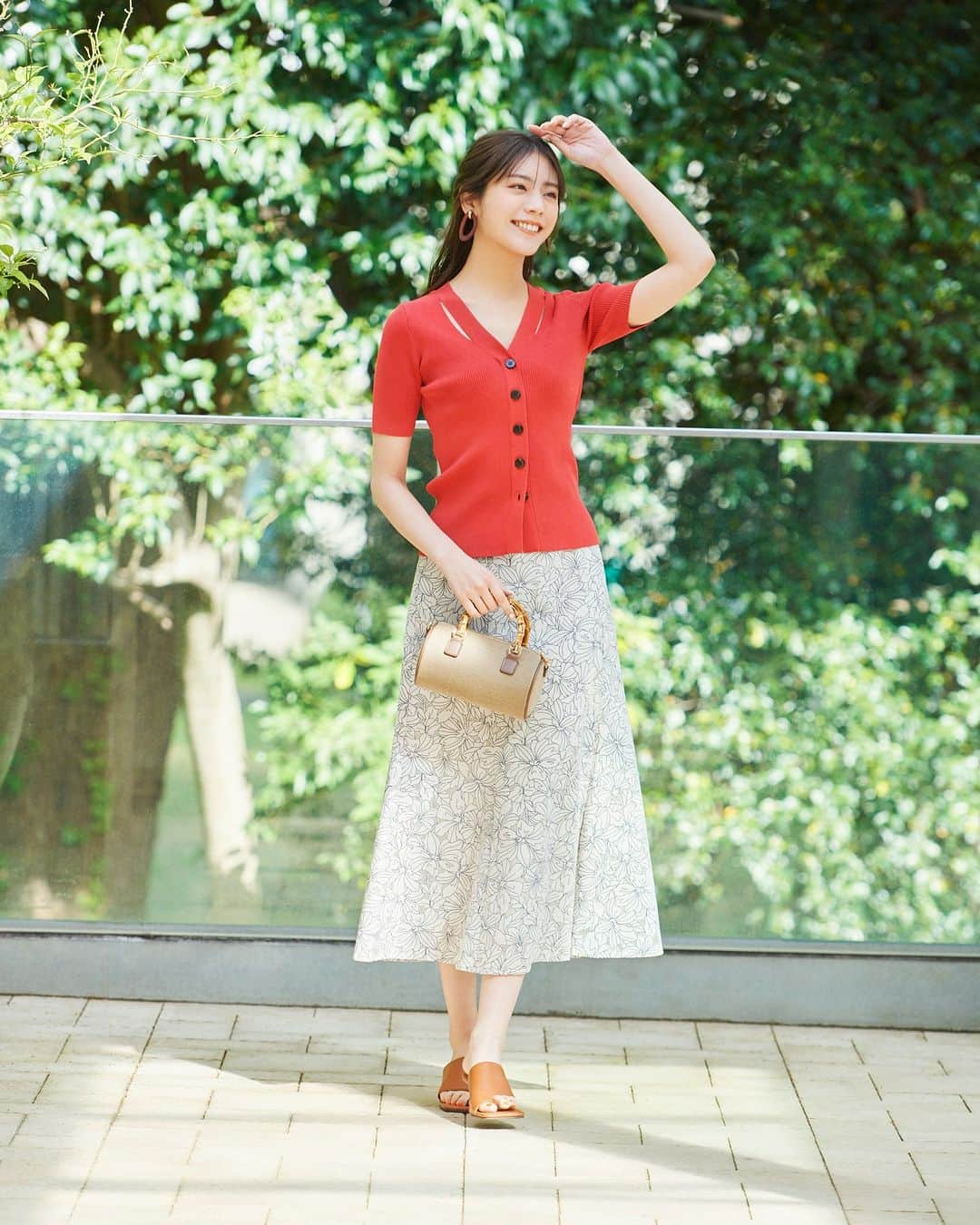 NATURAL BEAUTY BASICのインスタグラム：「貴島明日香さんが素敵に着こなしてくださった 初夏の新作webカタログ、第2弾が大好評公開中♡  ■カットアウトリブニット ¥7,920 tax in size:FR color:クロ/オフ/ピンクオレンジ #0173170580  ■レーシーオパールマーメイドスカート ¥9,900 tax in size:S/M/PS color:チャコール/オフ/コーラルピンク #0173220652  ---------------------------  Relaxy lady Feat.Asuka Kijima  貴島明日香さんが凛と着こなすサマーコレクションをお届け。 ホルターネックのロングドレスに、Ｖネックのジャンスカ、 ボクシーシルエットのカラーカーデetc.  これからの季節にぴったりな リラックスムードのフェミニン服が出揃いました。  詳しくは @naturalbeautybasic_official プロフィールのURLより webカタログをチェック♪  #貴島明日香 さん #リブニット #カットアウト #マーメイドスカート #オパールスカート #夏コーデ #お出かけコーデ #オフィスコーデ #オフィスカジュアル #通勤コーデ #大人可愛い #カラーコーデ  #着回しコーデ #きれいめカジュアル  #ベーシックコーデ #ベーシック #ナチュラルコーデ #トレンドスタイル #シンプルコーデ #ナチュラルビューティーベーシック #naturalbeautybasic」