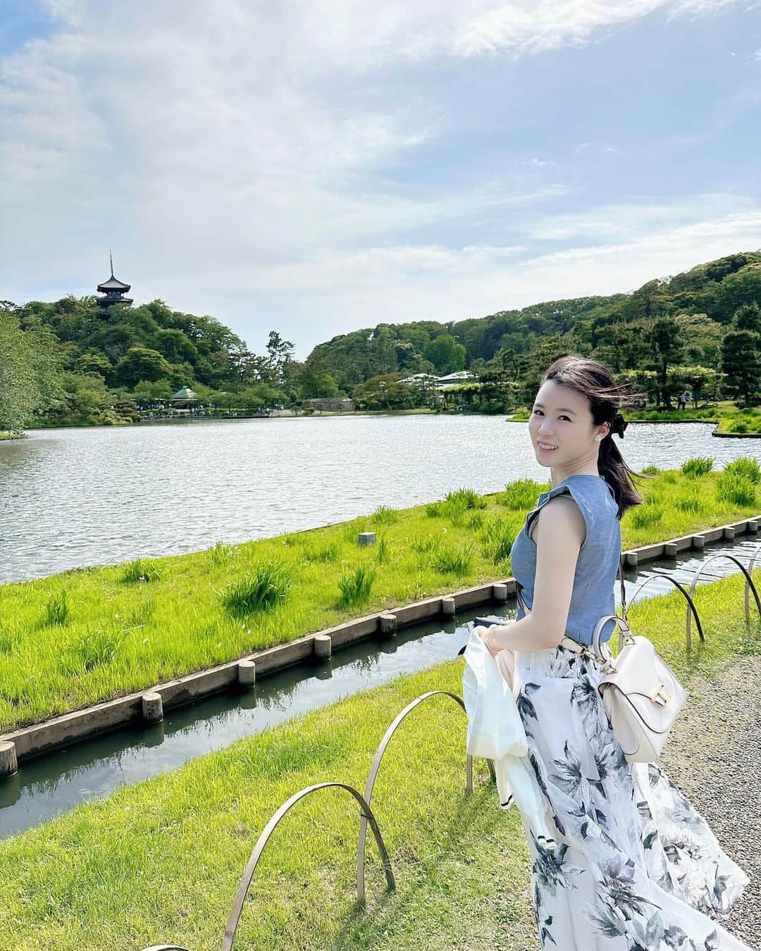 田中碧のインスタグラム：「【三溪園】 ⁡ これも、横浜💓 かれこれ１ヶ月前の写真です。 ⁡ ⁡ #横浜 #横浜観光 #三溪園 #庭園 #新緑 #お散歩 #田中碧 #yokohama」