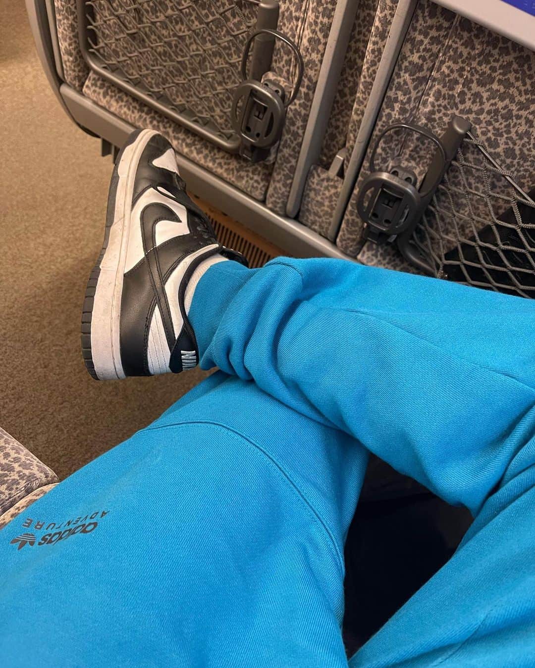かずえいのインスタグラム：「帰国スタイル🦋🐼  汚れた分思い出沢山のスニーカー いや綺麗にしよ。  #adidas #dunklowpanda #mckenzie」