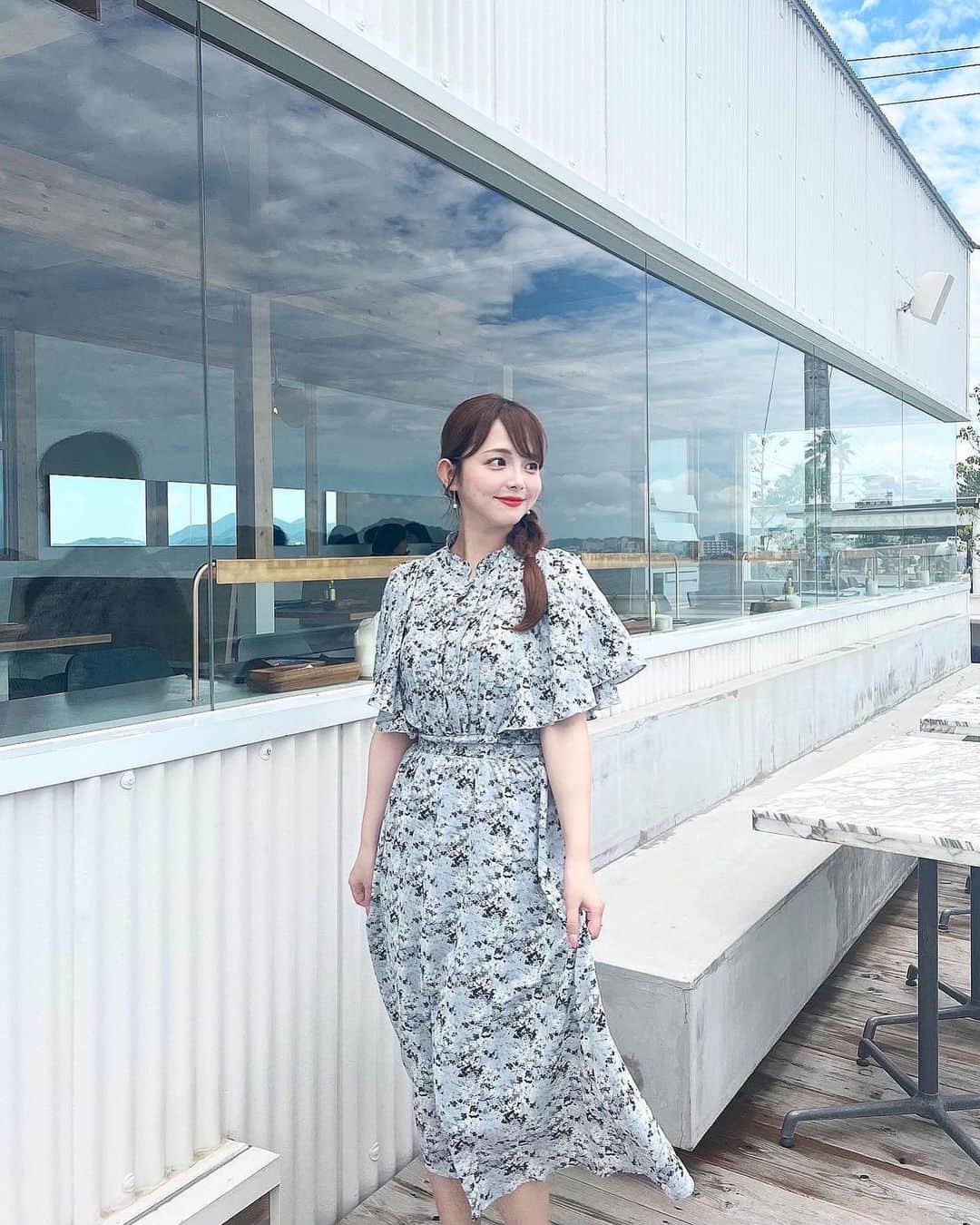 横山紗弓のインスタグラム：「フレアスリーブのワンピース👗 肌触りなめらかでさらっとした素材です。 ウエストゴム仕様で楽ちん！ １枚で華やかに決まります✨ 156cm / M / grayish blue @classicalelf_official #クラシカルエルフ #classicalelf #エルフコーデ #タイアップ #milybilet #ミウィビレット #uniqlo #gu #zara #ユニクロ  #ジーユー #ザラ #zozo #zozotown #zozo購入品  #zozotown購入品 #ワンピース #花柄ワンピース #フレアスリーブ  #骨格ウェーブ #夏服 #初夏コーデ #夏服コーデ」