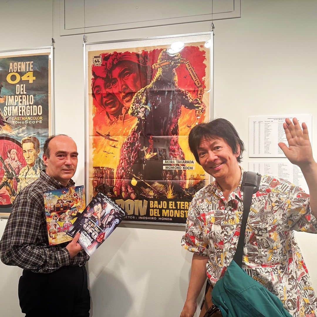 河崎実のインスタグラム：「ダニエル・アギラルさんがキュレーションを務めるポスター展に行ってきました。私の大好きなレトロ映画ポスターに大興奮！ スーパージャイアンツまであったぜ。入場無料で6月10日までやってますよ。  インスティトゥト・セルバンテス東京 『日欧の映画交流の誕生 娯楽映画の黄金時代・日欧映画交流』 入場無料  【開館時間】 　火曜日～金曜日10:00-18:30  　土曜日10:00-15:30  　月曜日・日曜日：閉館  https://cultura.cervantes.es/tokio/ja/La-edad-dorada-del-cine-de-g%C3%A9nero.-Jap%C3%B3n---Europa/158607  #映画 #ダニエルアギラル #スペイン #河崎実」
