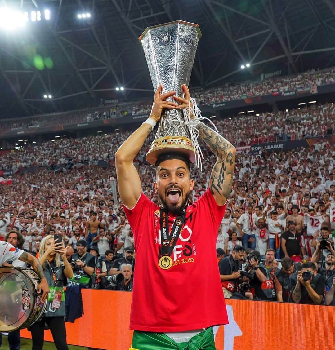 アレックス・ニコラオ・テレスさんのインスタグラム写真 - (アレックス・ニコラオ・テレスInstagram)「Buenos dias 🏆😝 #7 @sevillafc」6月1日 18時05分 - alextelles13